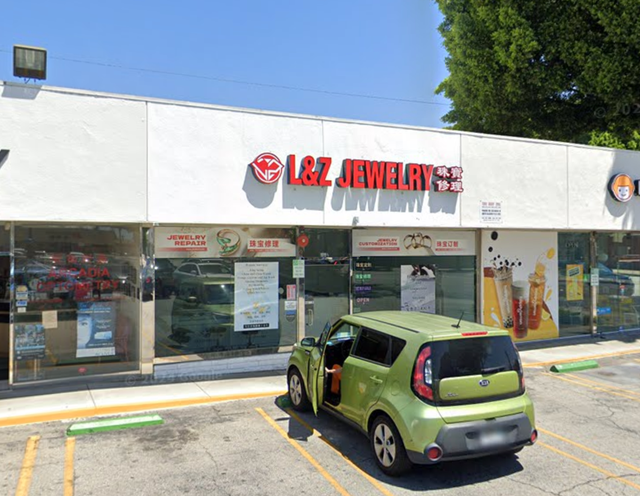 <p>L & Z Jewelry was robbed on Saturday morning with almost half a million dollars worth of gold, money and diamonds being taken from the shop</p>