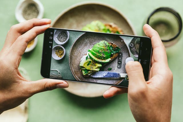 <p>From its versatile camera set up to image-boosting AI technology, the Samsung Galaxy SE25 FE will help you next-level your phone pics</p>