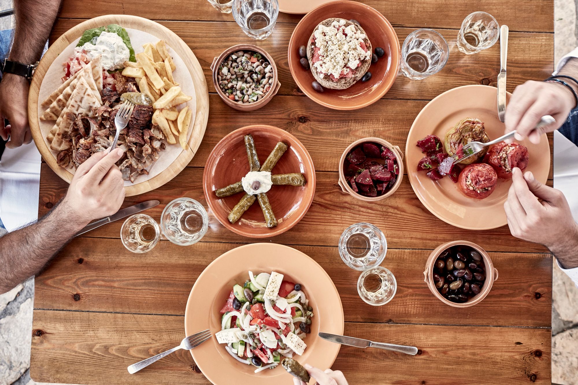 To Fili Taverna serves Cretan cuisine such as seafood specialities