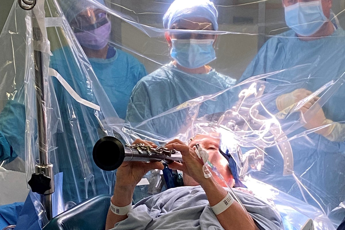 Retired Parkinson’s patient plays clarinet during surgery – and sees instant results