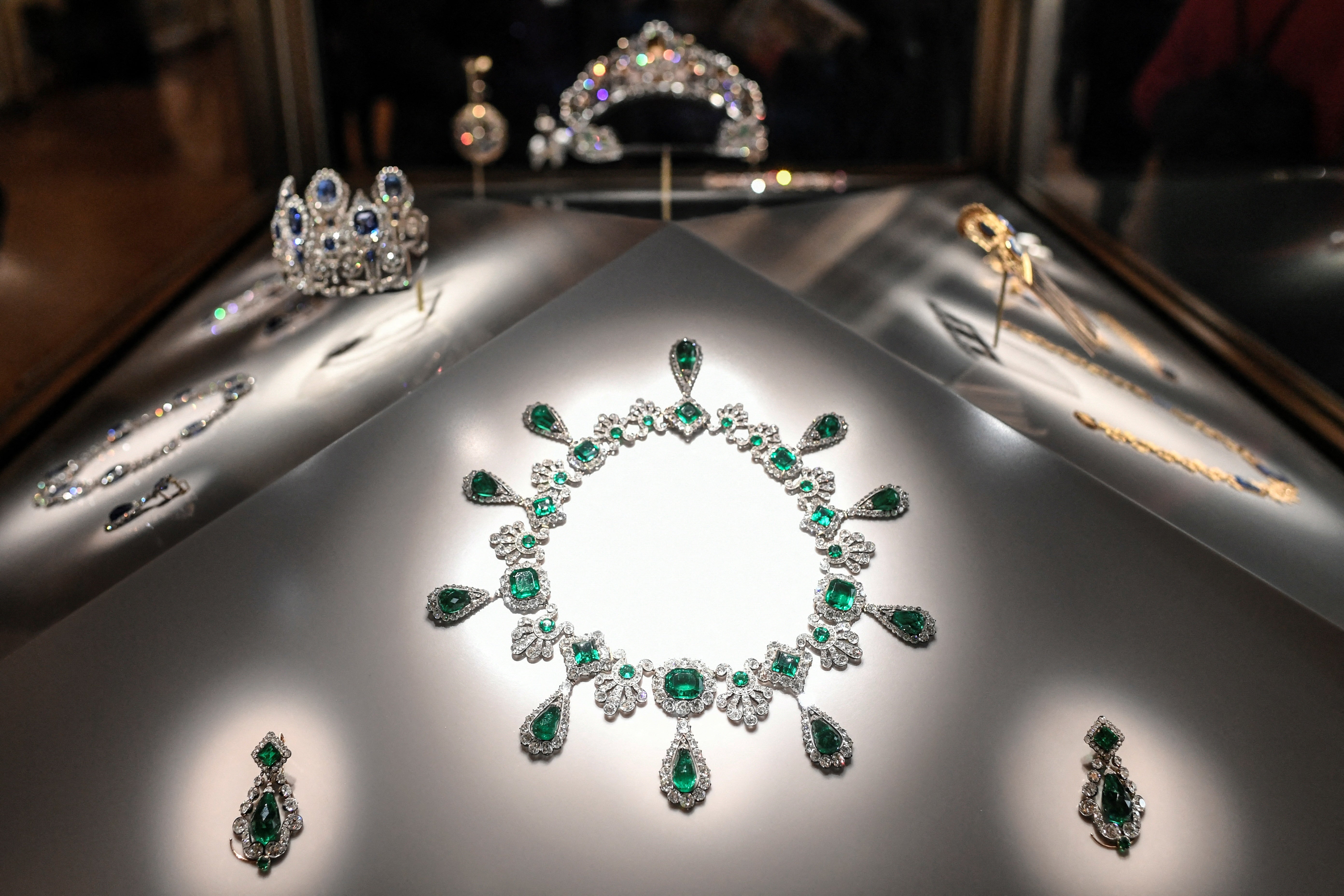 Esta fotografia mostra o colar e os brincos do conjunto de joias da Imperatriz Marie-Louise, expostos na Galeria Apollon em 14 de janeiro de 2020.