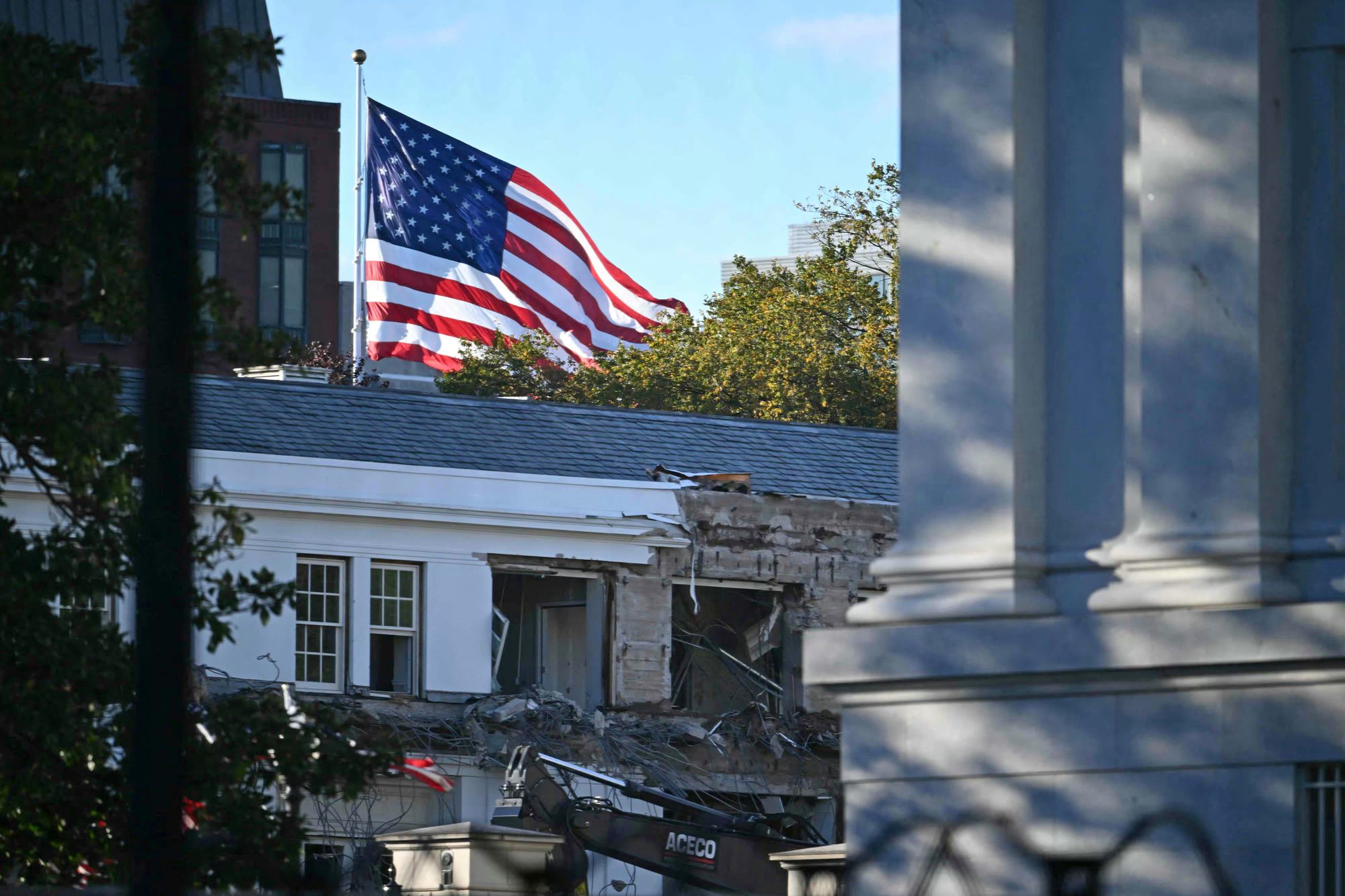 Equipamentos pesados ​​demolem parte da Ala Leste da Casa Branca no início da construção do salão de baile planejado pelo presidente Donald Trump em Washington, DC.