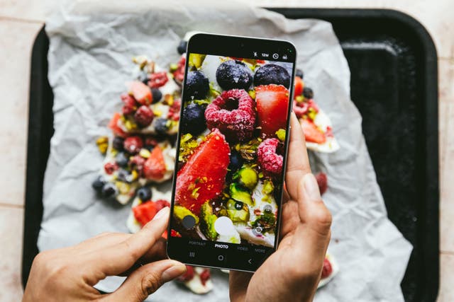 <p>From its versatile camera set up to telephoto zoom lens and AI-powered in-built editing features, the Samsung S25 FE will make your food pics shine</p>