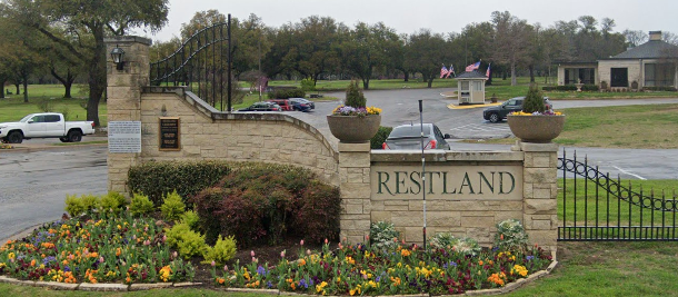 Um trabalhador da casa funerária Restland em Dallas, Texas, morreu após sofrer graves ferimentos na parte inferior do corpo quando um túmulo caiu sobre ele.