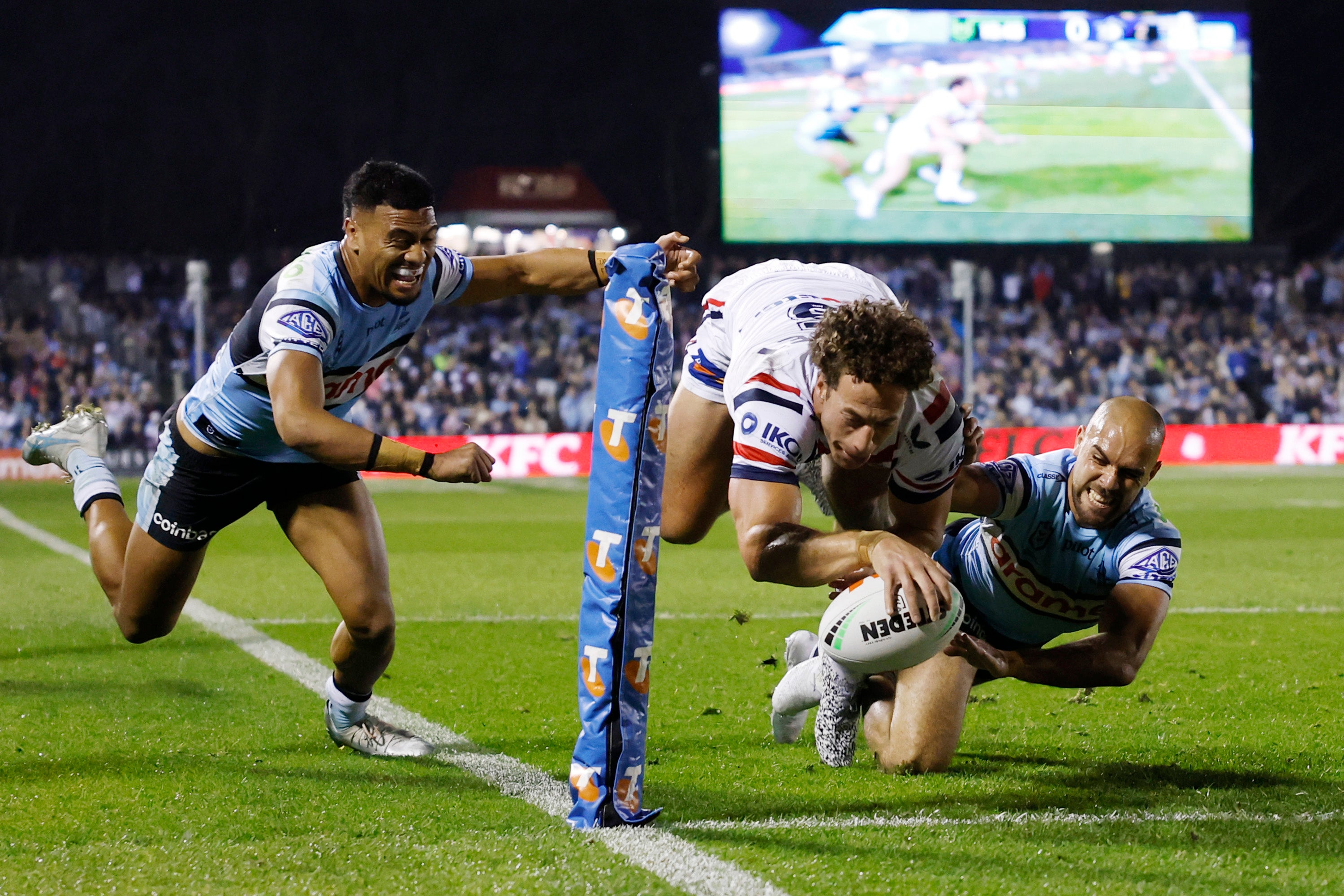 Mantan bintang rugby union Australia Mark Nawaqanitawase akan menjadi starter di sayap Kanguru