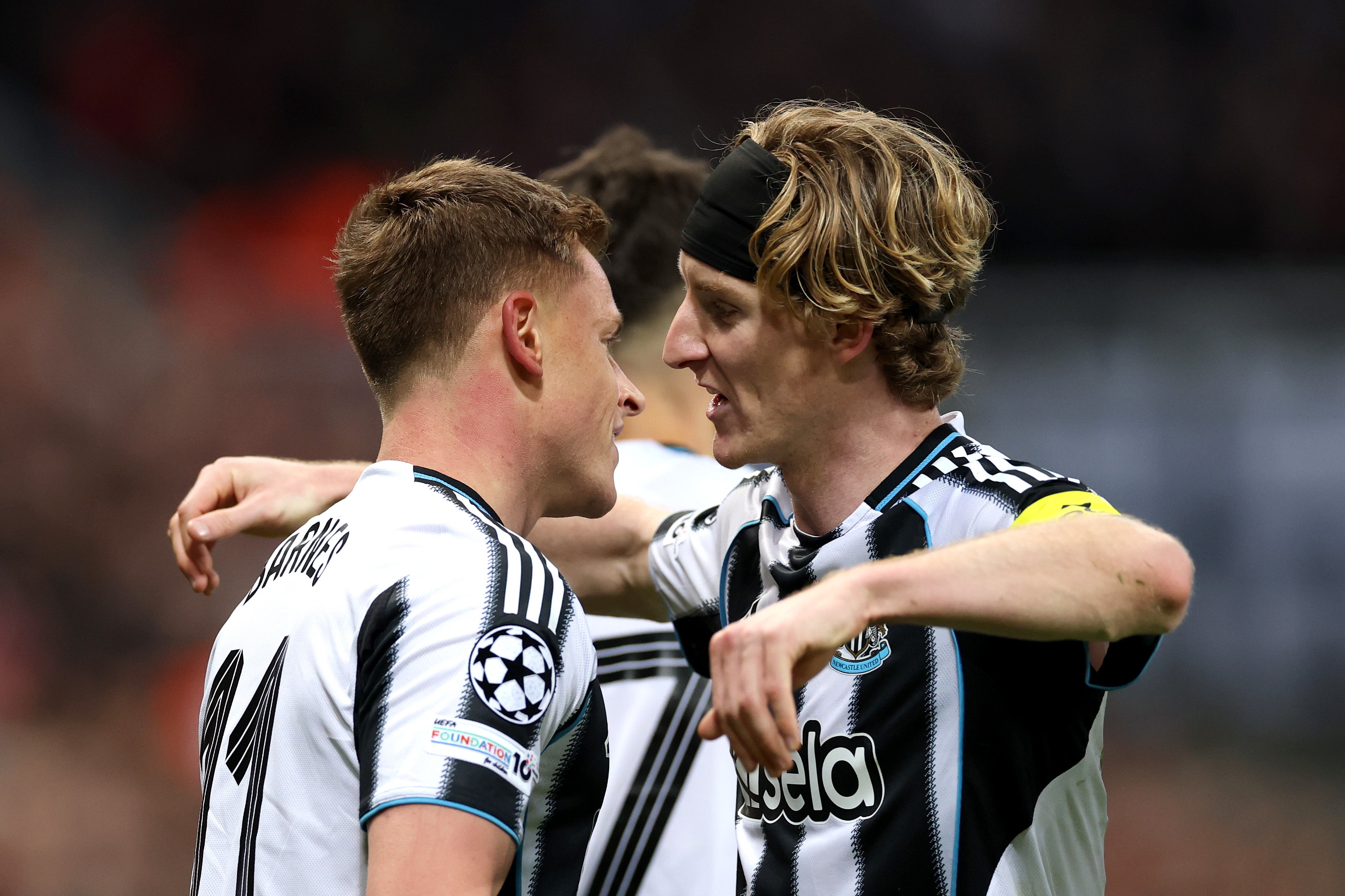 Harvey Barnes e Gordon causaram os estragos no St James' Park