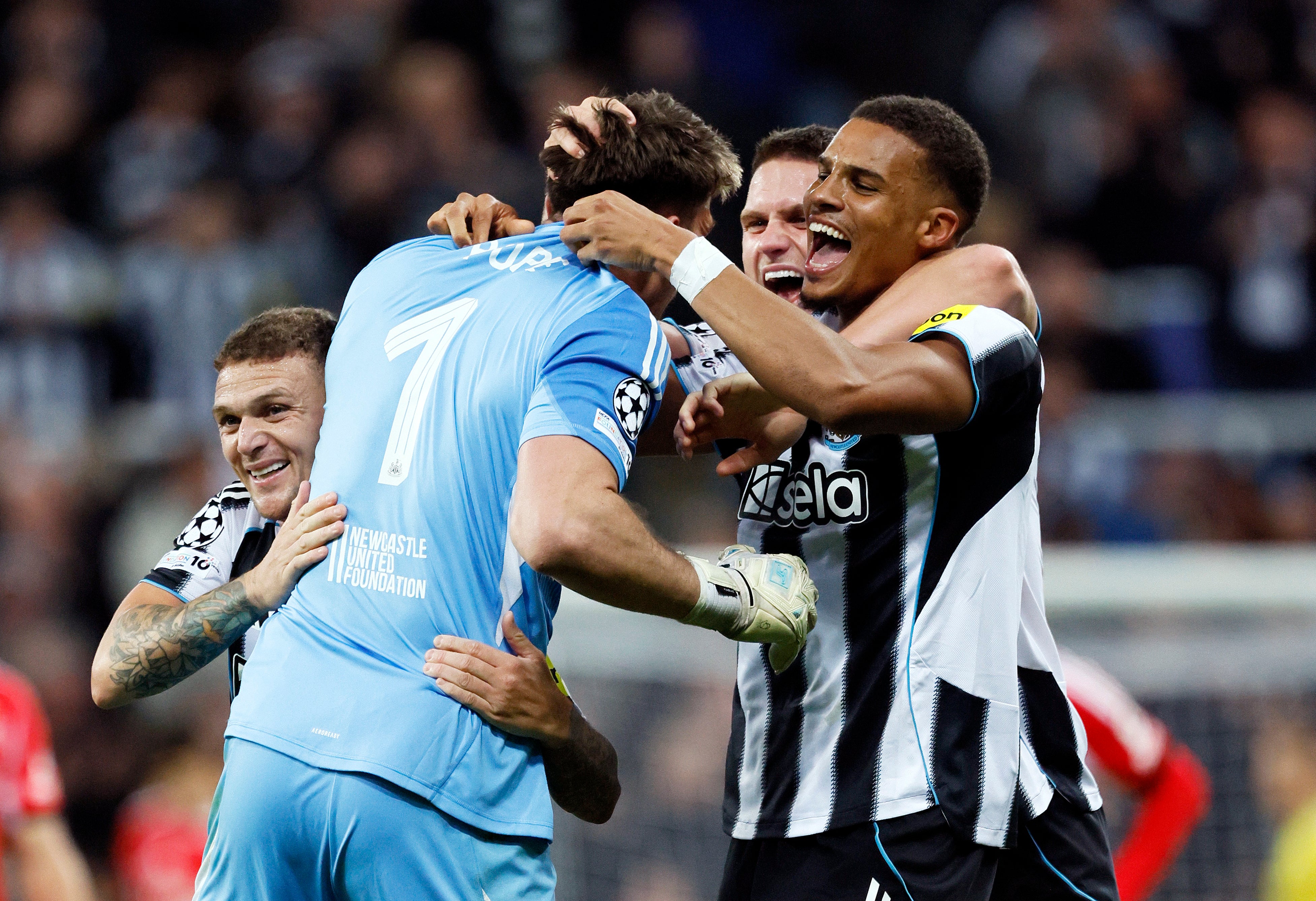O goleiro do Newcastle, Nick Pope, fez um lançamento incrível para ajudar o primeiro gol de Barnes.