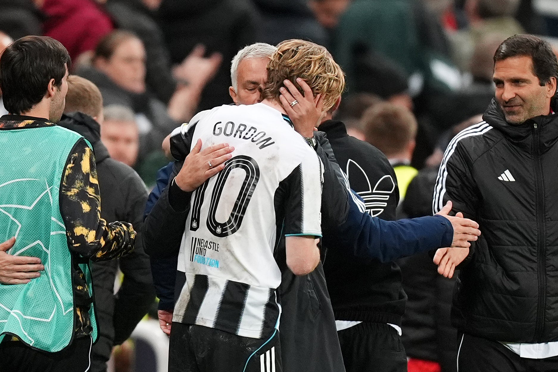 O técnico do Benfica, José Mourinho, rapidamente parabenizou Anthony Gordon em tempo integral