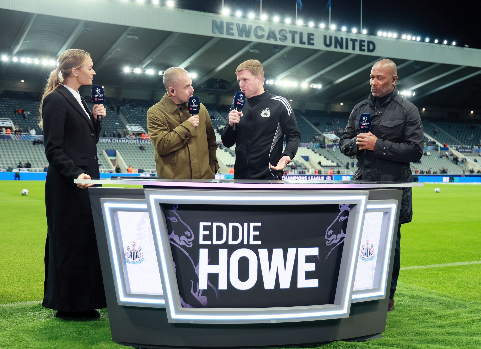 Joe Cole (segundo à esquerda) impressionado com o time de Newcastle de Eddie Howe