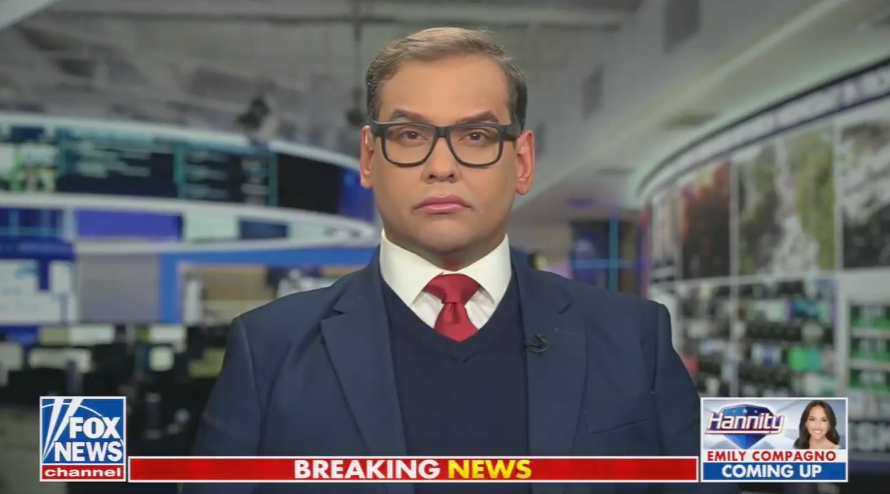 O ex-deputado nova-iorquino George Santos é entrevistado por Sean Hannity na Fox News na segunda-feira, 20 de outubro de 2025, após receber o perdão do presidente Donald Trump.