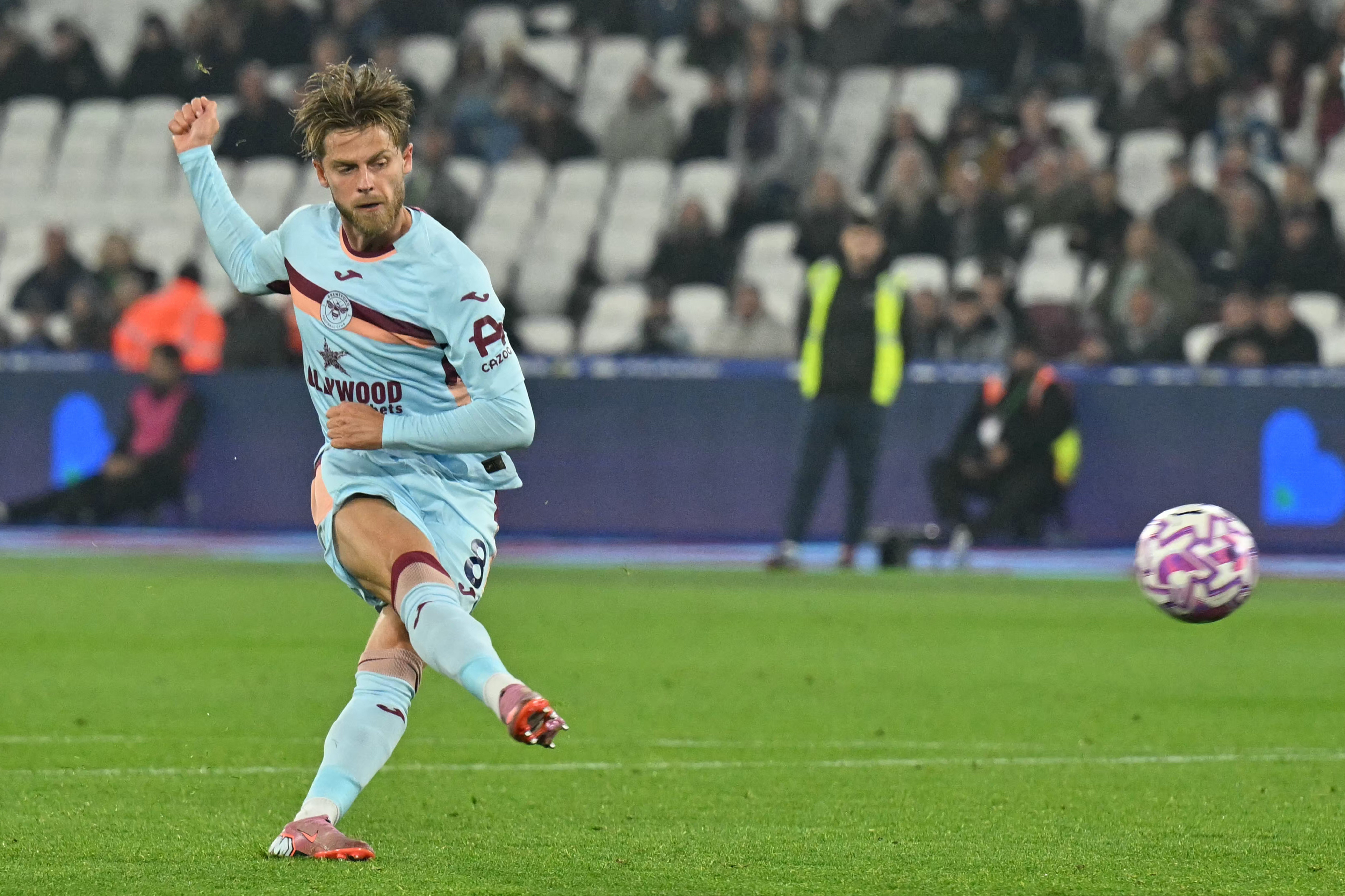 Mathias Jensen mencetak gol kedua Brentford saat The Bees meraih kemenangan di Stadion London