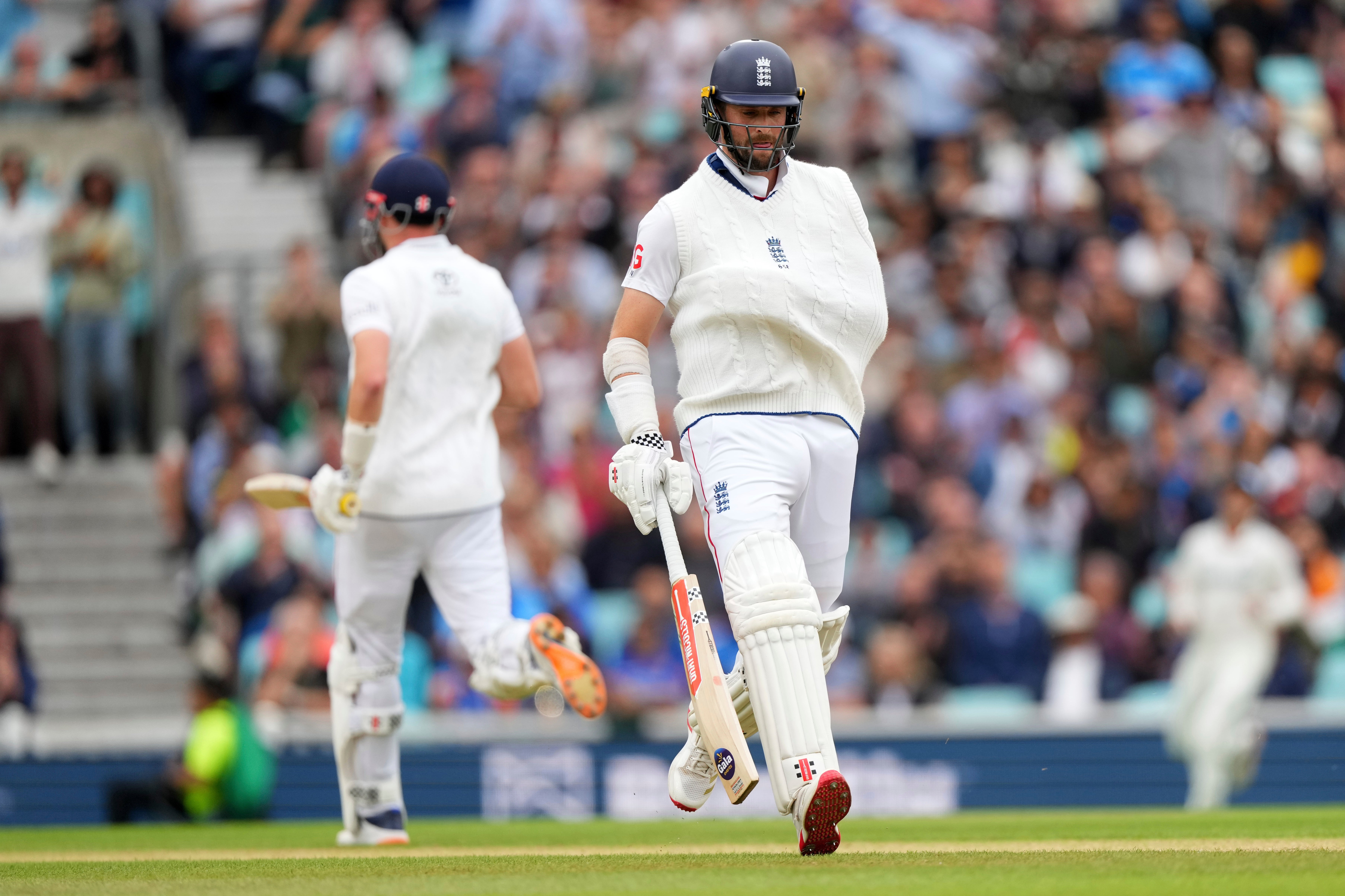 Woakes memainkan babak terakhirnya di Inggris dengan gendongan setelah cedera bahunya dalam seri tes melawan India
