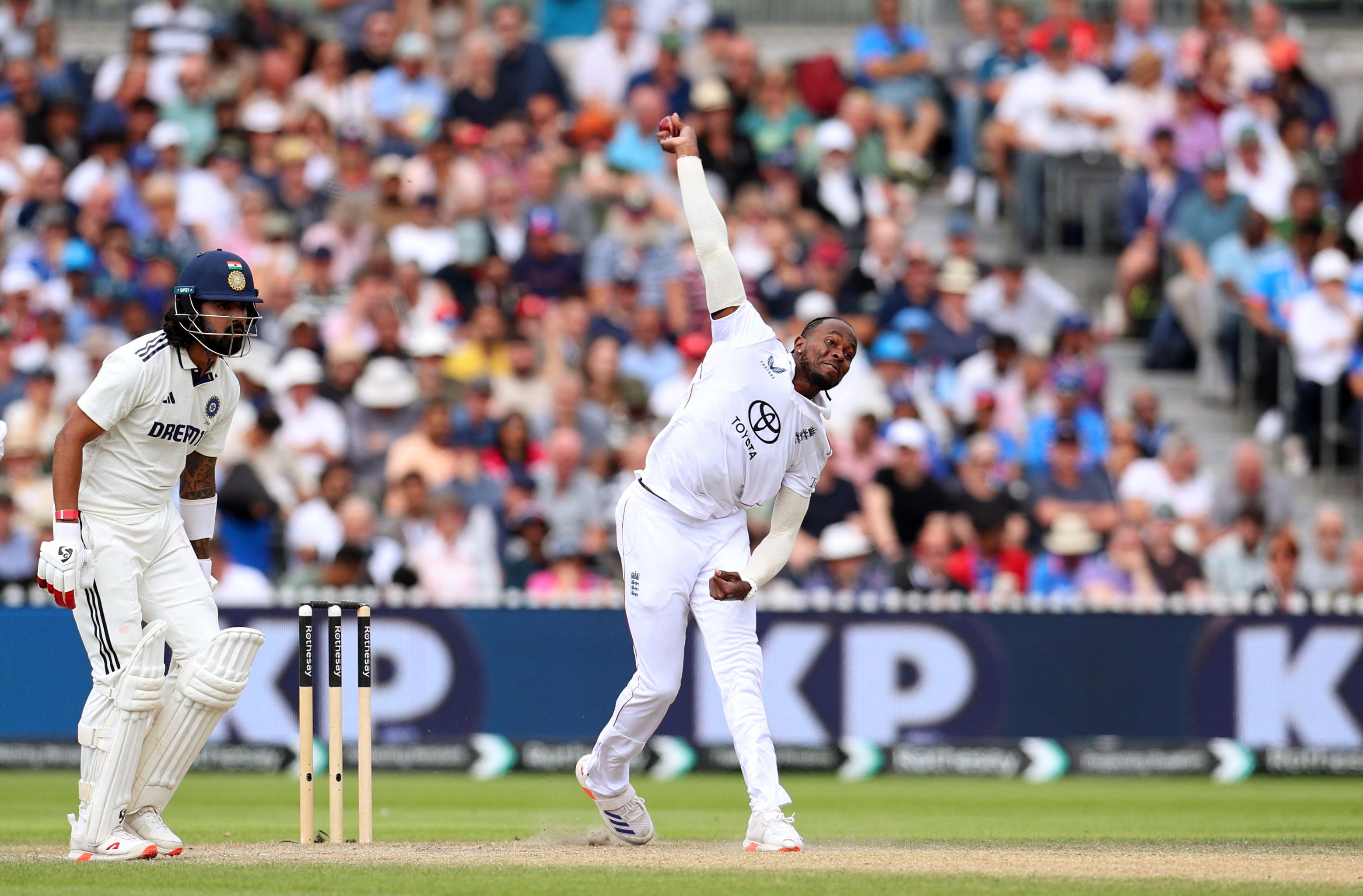 Woakes yakin salah satu dari Jofra Archer atau Mark Wood harus berada di tim Inggris untuk kelima tes di Australia