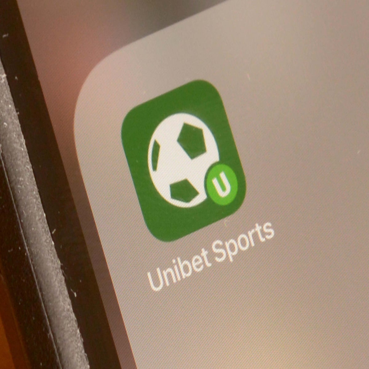 Schermafbeelding van de UniBet app interface op een smartphone, met zichtbare inlogvelden en spelaanbod