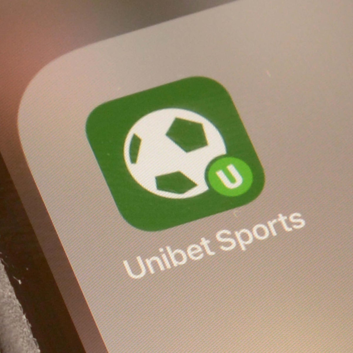 De UniBet App en Casino Technische Handleiding: Een Whitepaper over Account Management, Wagering en Veiligheid 1 Schermafbeelding van de UniBet app interface op een smartphone, met zichtbare inlogvelden en spelaanbod