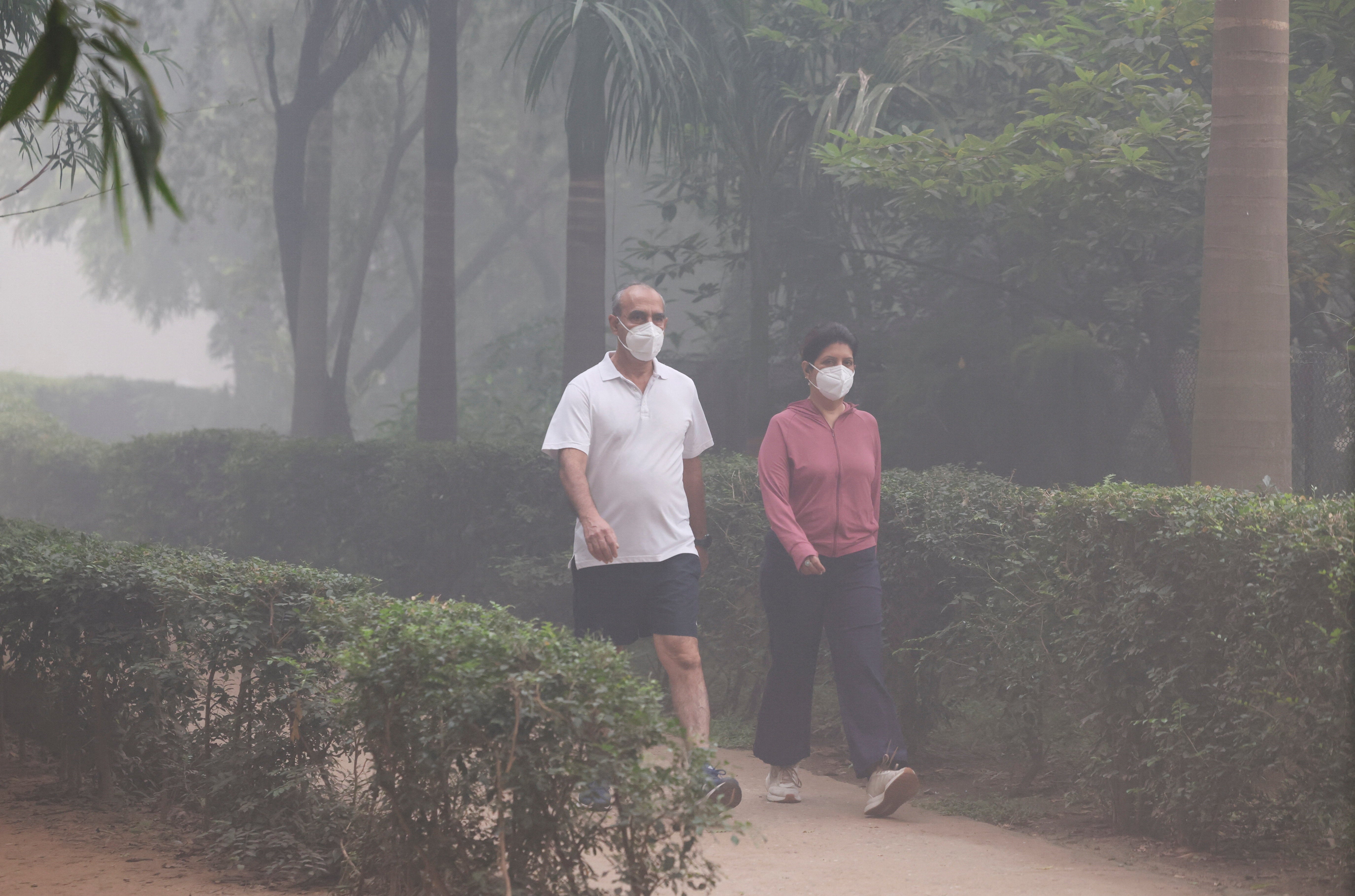 <p>People wearing face masks at a park amid smog on the day after Diwali in New Delhi </p>