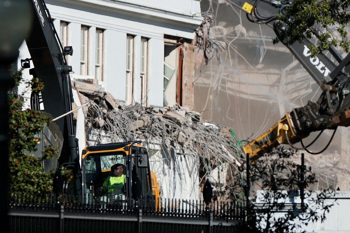 https://static.independent.co.uk/2025/10/22/12/10/A-demolition-crew-takes-apart-the-facade-of-the-East-Wing-of-the-White-House-where-U-S--President-Do.jpeg?trim=2,0,3,0&width=1200&height=800&crop=1200:800