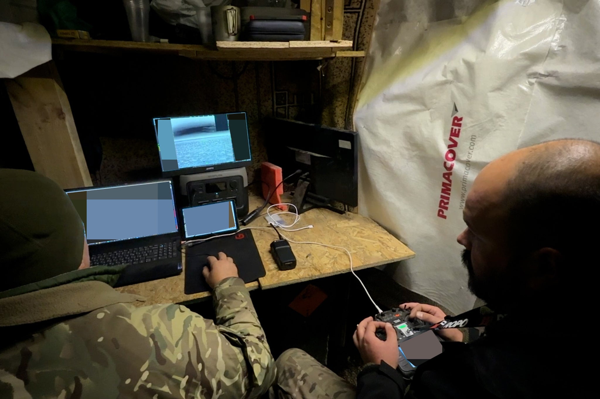 Avi controla o drone remotamente a partir de um bunker subterrâneo escavado à mão