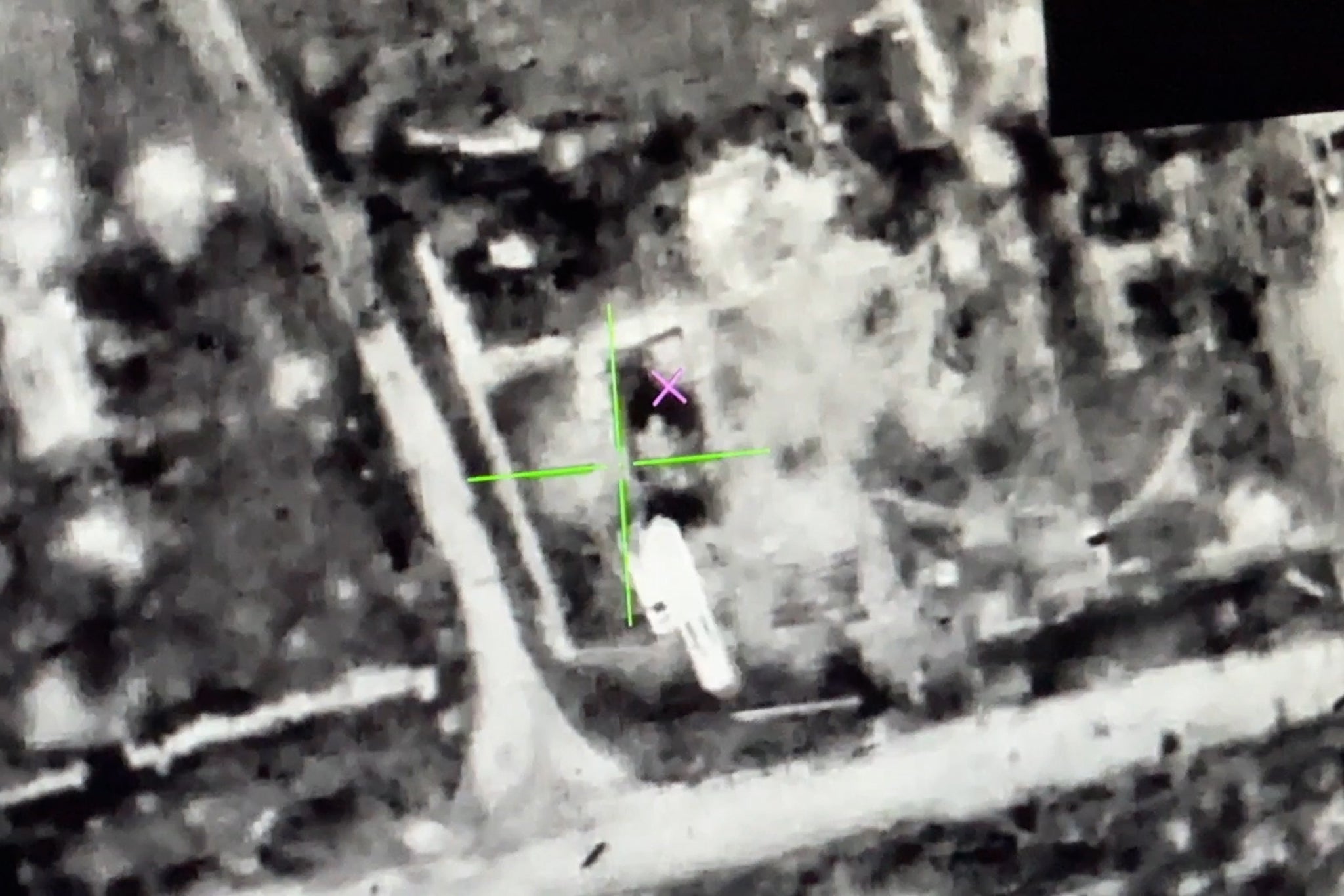 Operadores de drones contam com feeds de vídeo para garantir que seus alvos sejam precisos
