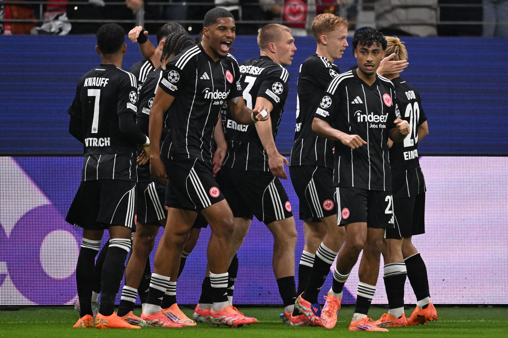 O Frankfurt saiu na frente e o Liverpool sofreu o oitavo jogo consecutivo