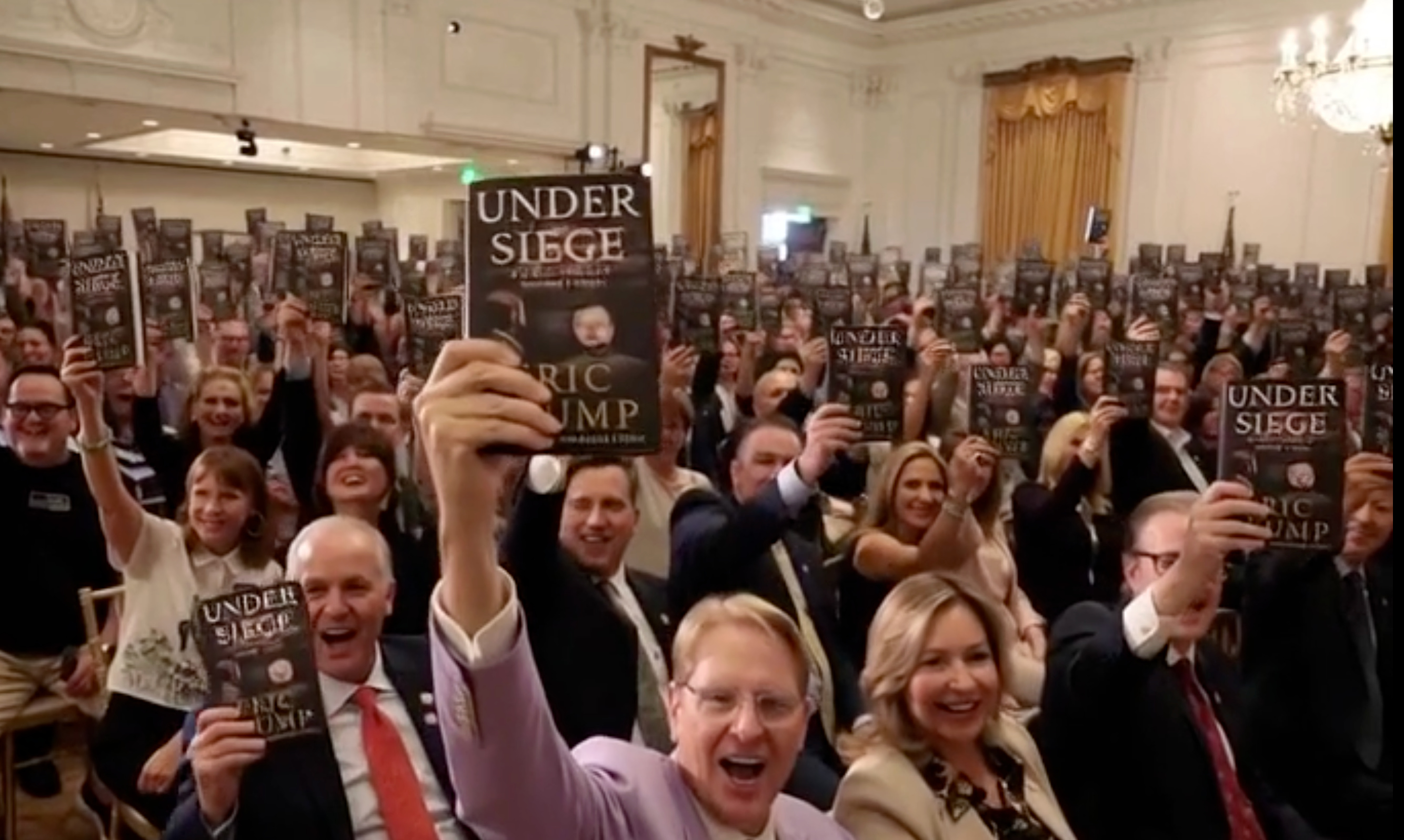 Eric Trump postou um vídeo gerado por IA de uma multidão de apoiadores levantando e aplaudindo seu novo livro de memórias para promover o livro.