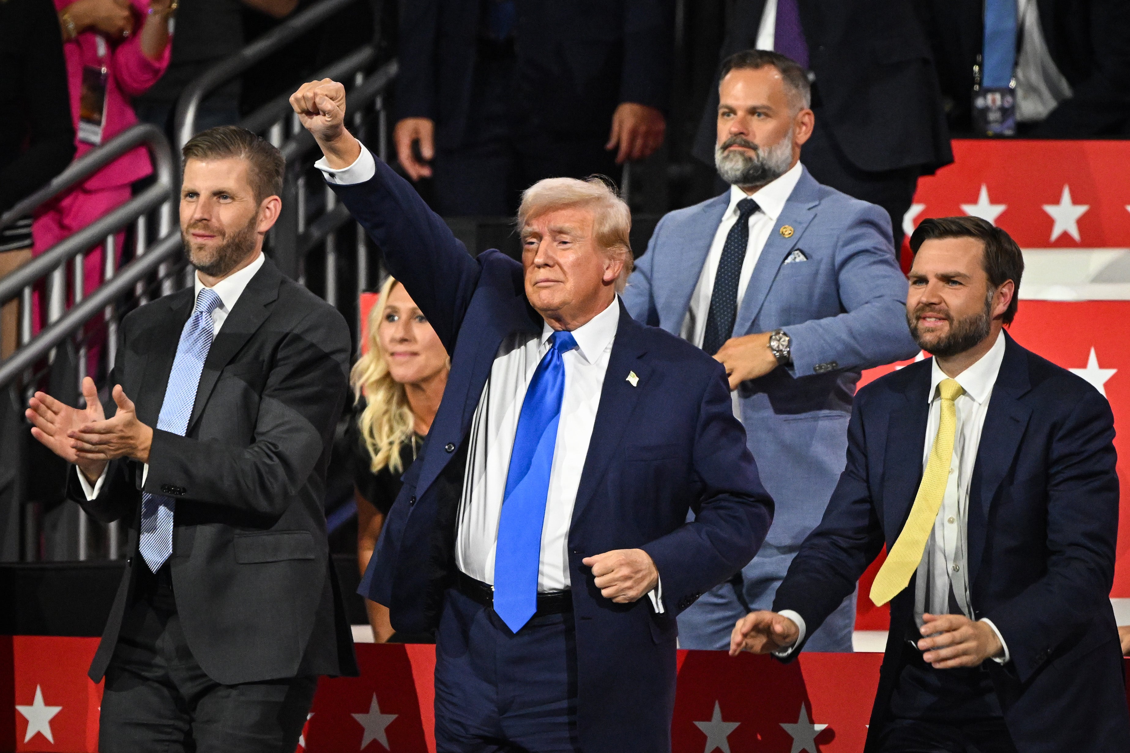 Eric Trump (à esquerda) apoiou seu pai ao longo de sua carreira política