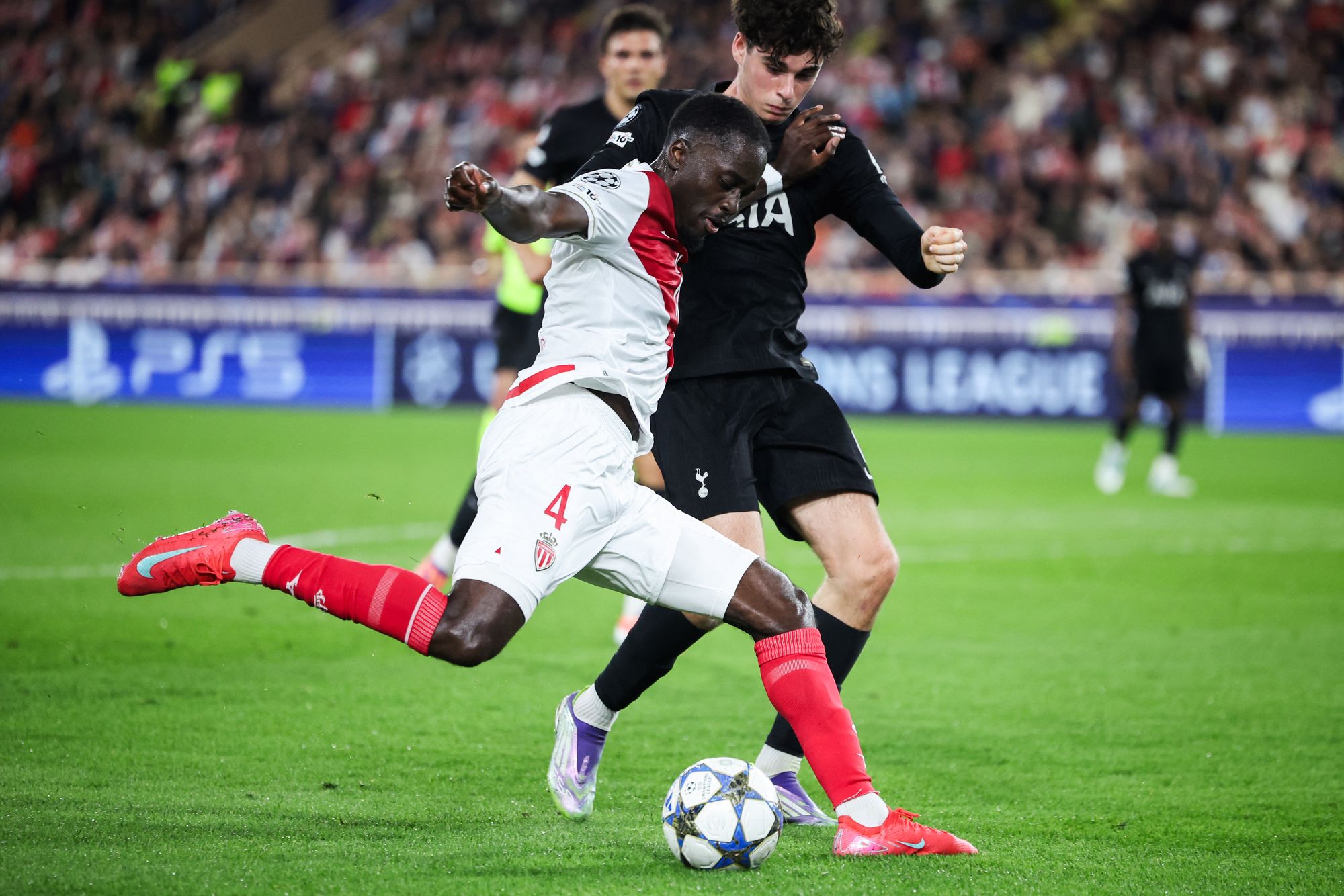 Archie Gray foi convocado para atuar como lateral-esquerdo do Tottenham