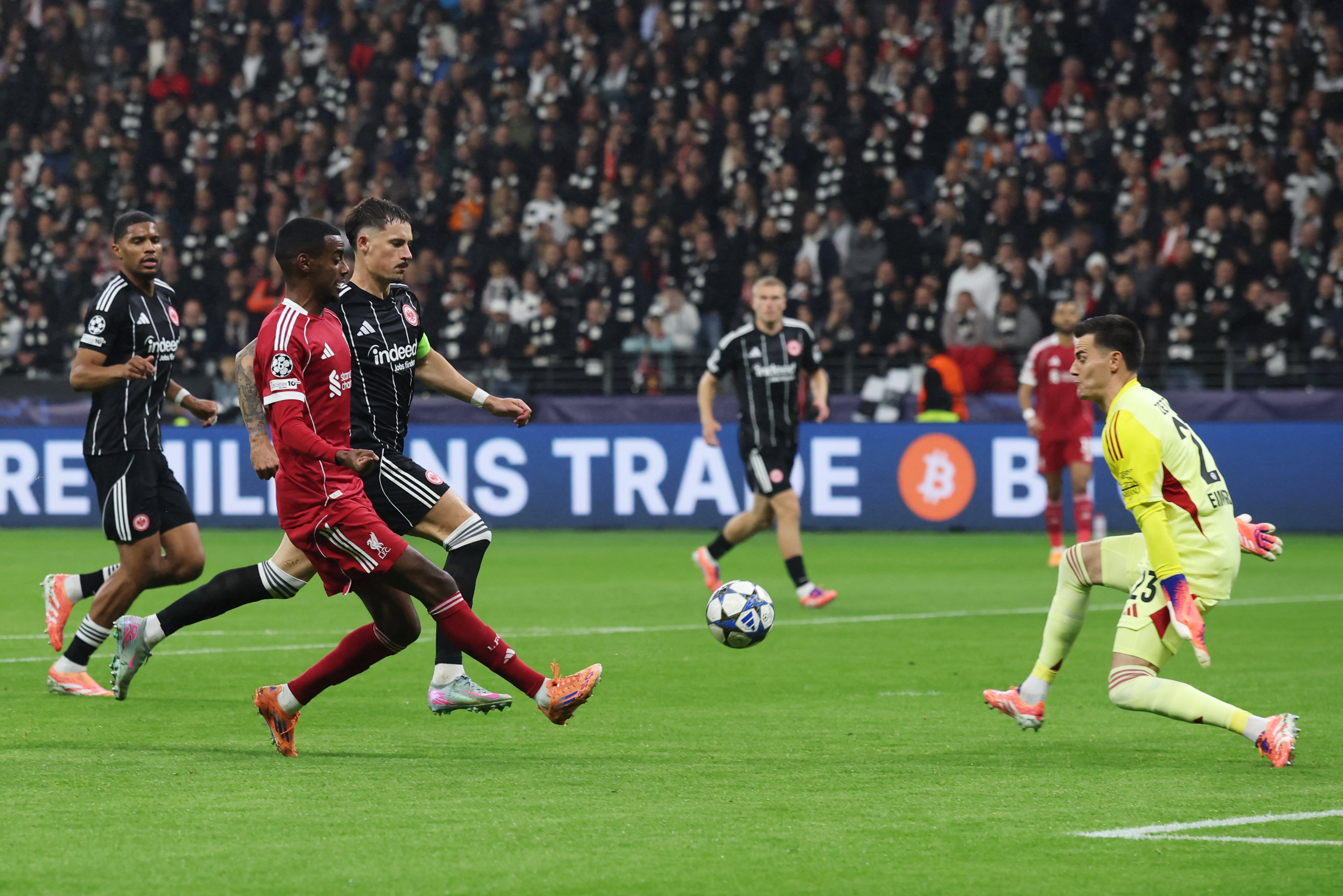 <p>Arne Slot confirmed Isak's substitution was a precautionary measure</p>