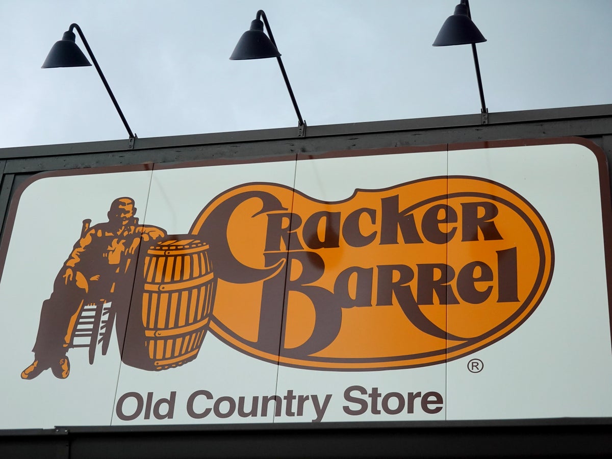Cracker Barrel Causa Fúria MAGA com Redesign de Logotipo: Queda de Clientes e Reação de Trump