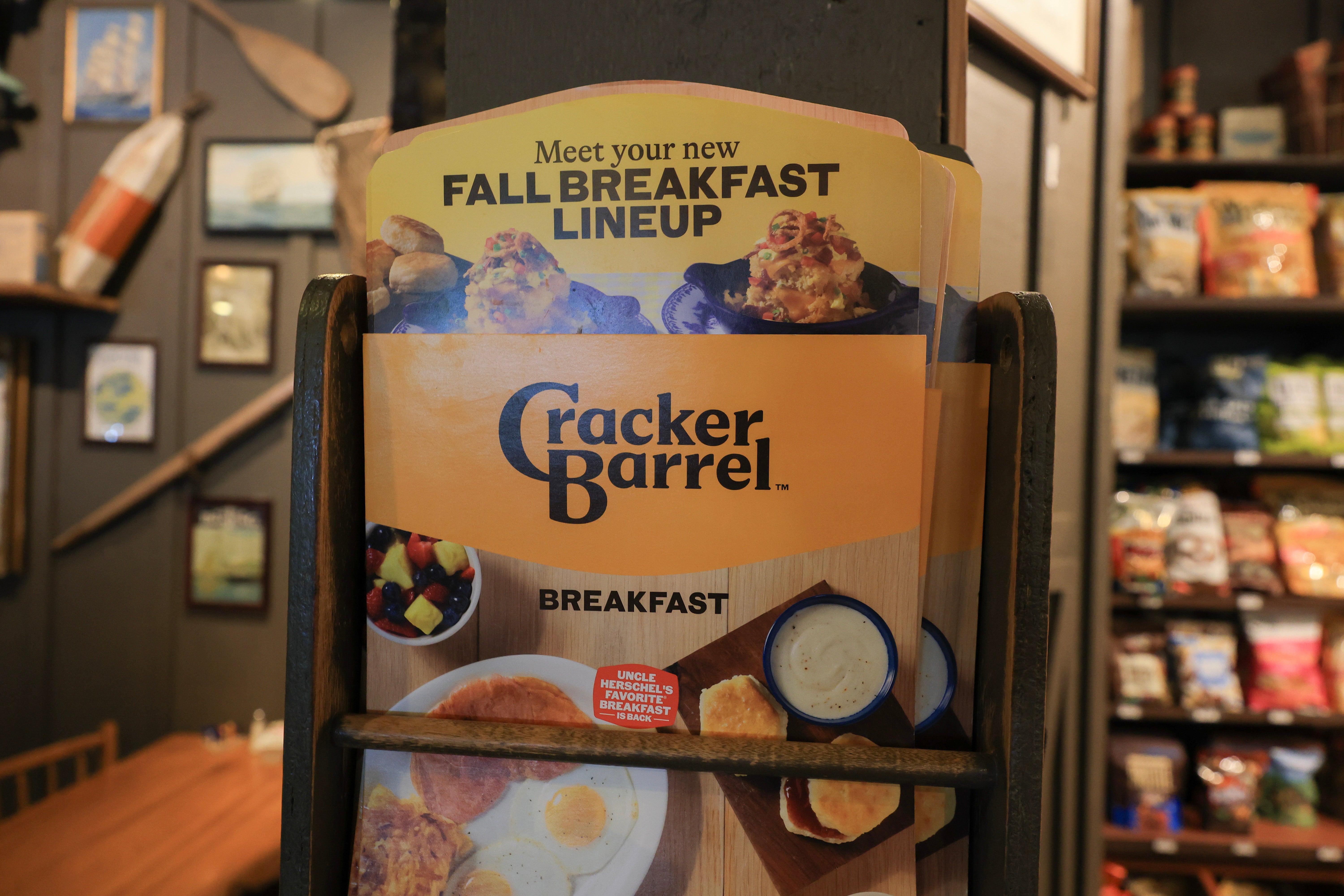A mudança gerou indignação entre figuras proeminentes do MAGA e uma queda maciça no número de clientes, com o Cracker Barrel perdendo US$ 94 milhões em um dia em meio às consequências.