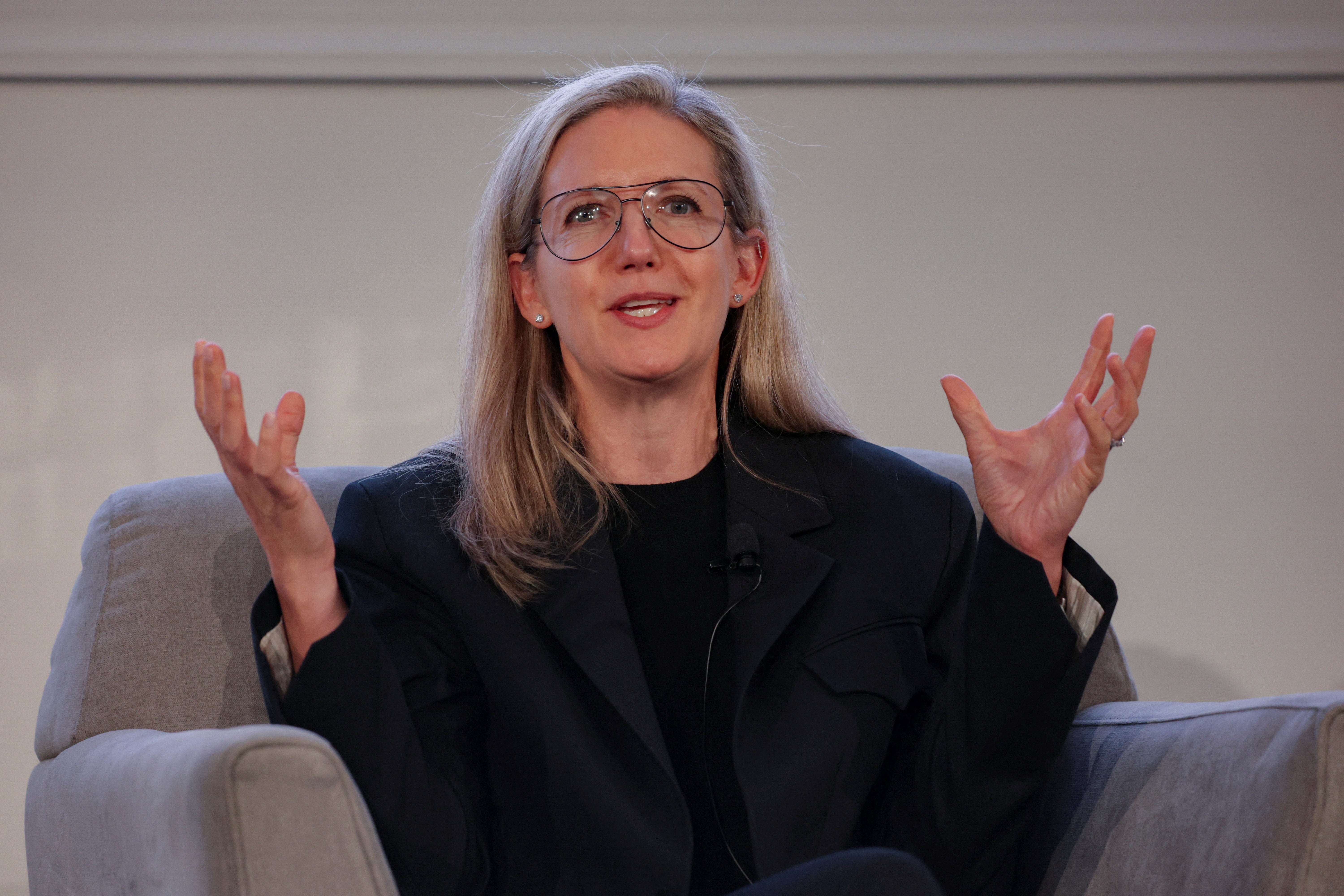 A CEO do Cracker Barrel, Julie Fels Masino, diz que o redesenho tem menos a ver com ideologia do que com viajantes famintos sendo capazes de ler seu logotipo.