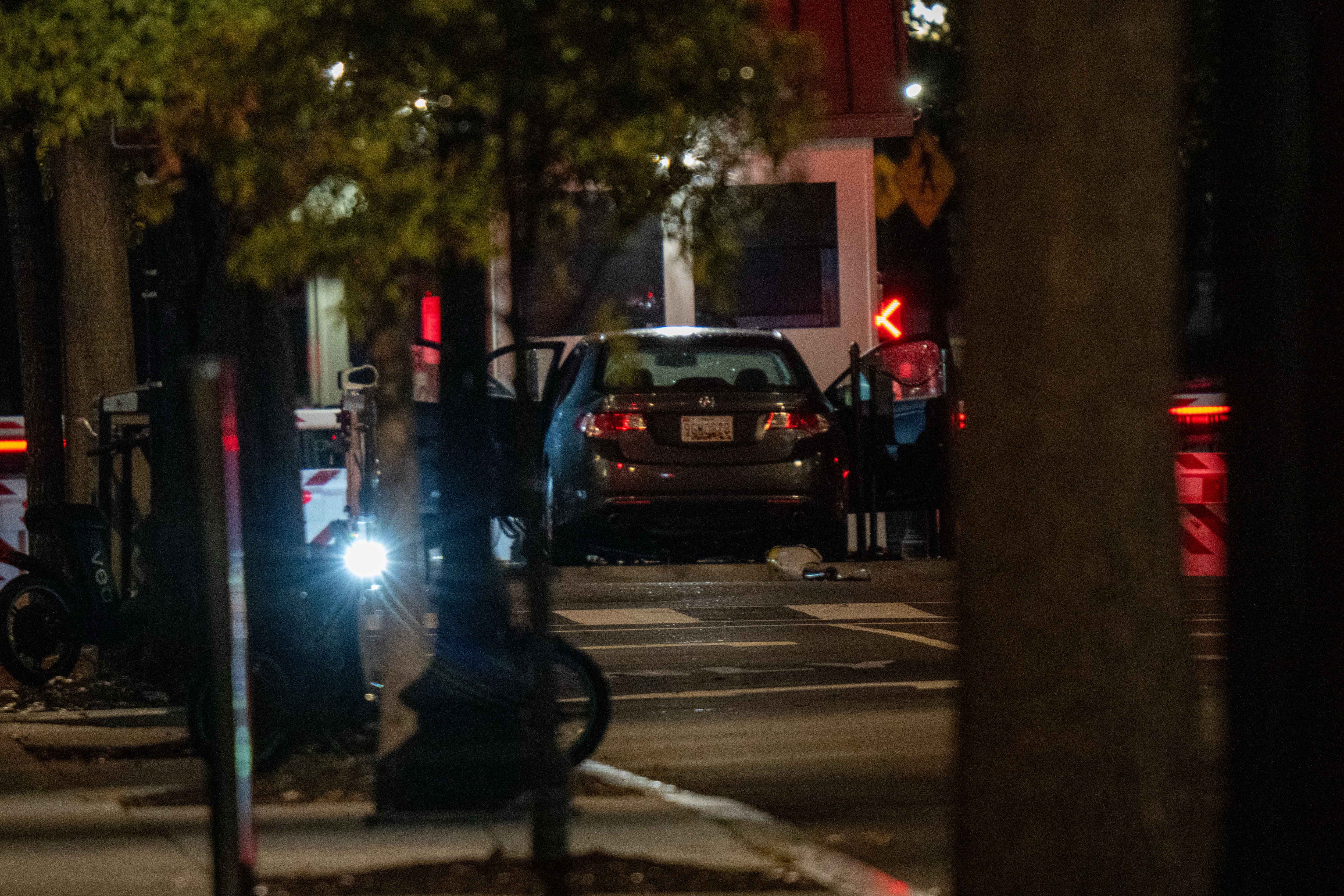 <p>A bomb detection robot inspects a vehicle that rammed a security barricade at the White House complex on October 21, 2025 in Washington, DC</p>