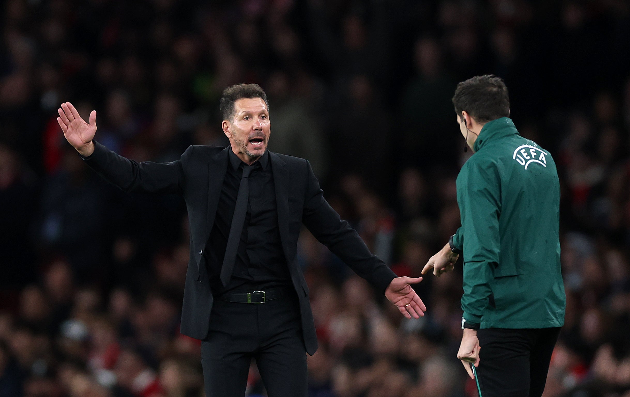 Diego Simeone ficou furioso com o quarto árbitro após uma falta precoce
