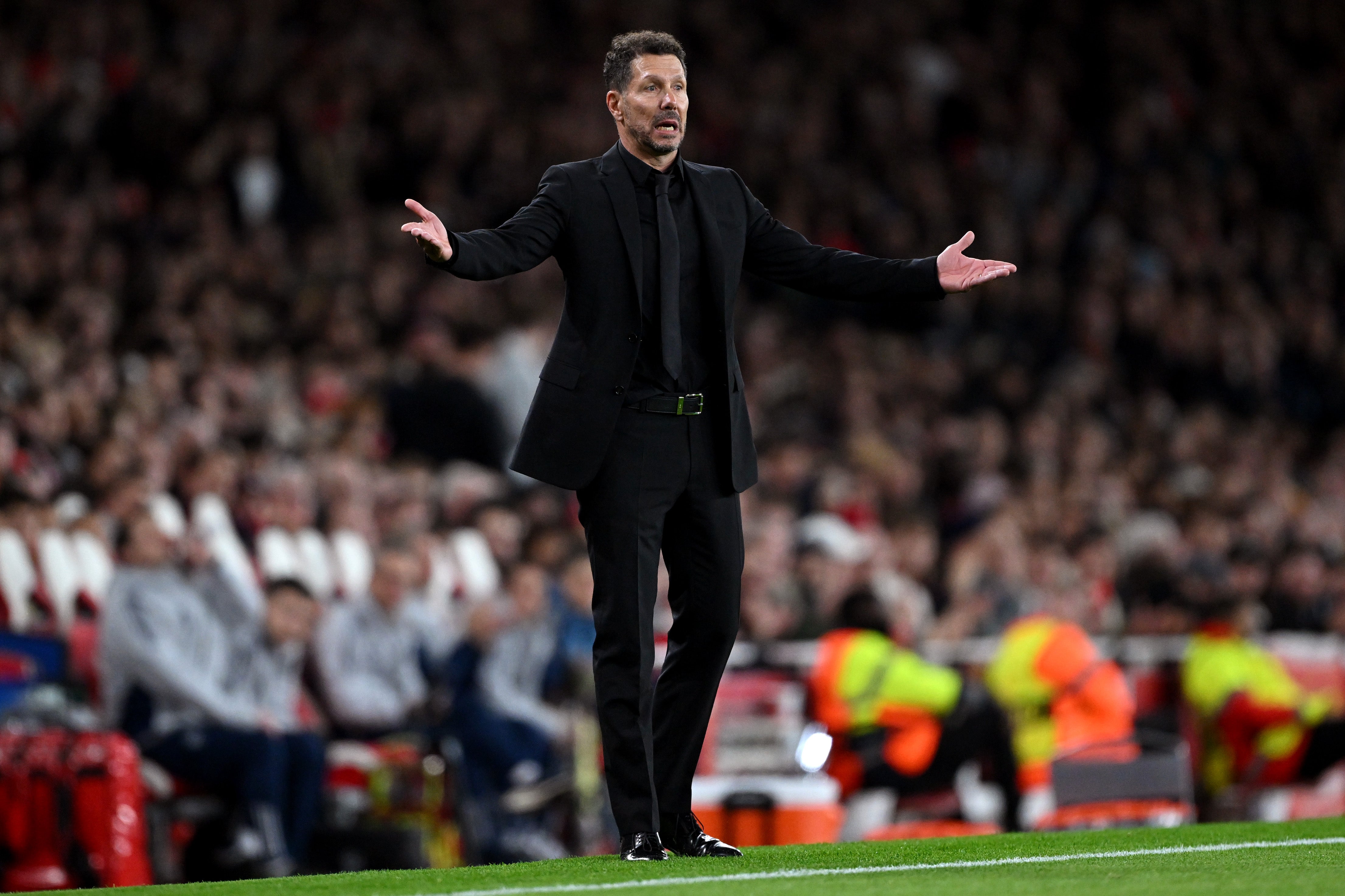 Mas o técnico do Atlético de Madrid ficou impotente depois que o Arsenal marcou quatro gols em 13 minutos no Emirates.