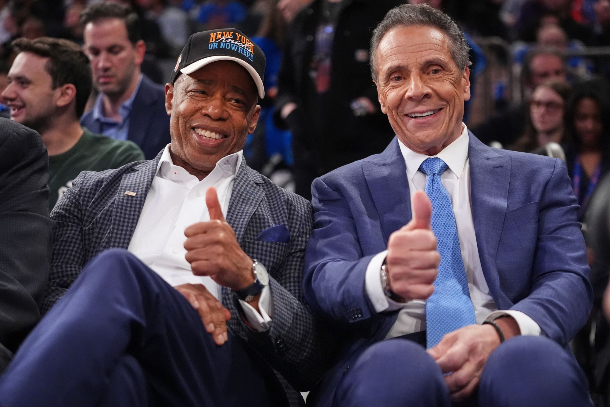 O prefeito de Nova York, Eric Adams, com o ex-governador do estado e candidato independente a prefeito Andrew Cuomo no jogo da NBA entre o New York Knicks e o Cleveland Cavaliers no Madison Square Garden na quarta-feira, 22 de outubro de 2025