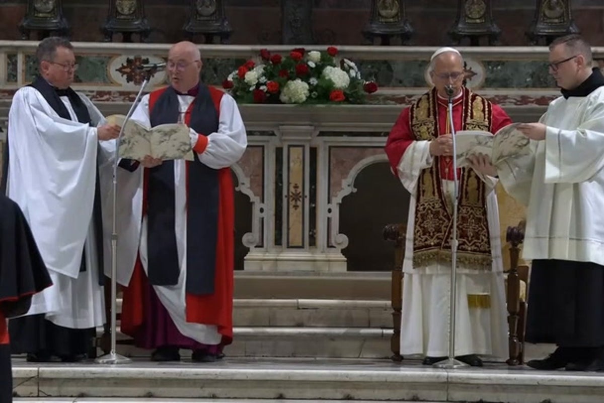 https://static.independent.co.uk/2025/10/23/11/52/King-Charles-prays-with-Pope-Leo-at-Vatican-in-historic-service.jpeg?width=1200&height=800&crop=1200:800