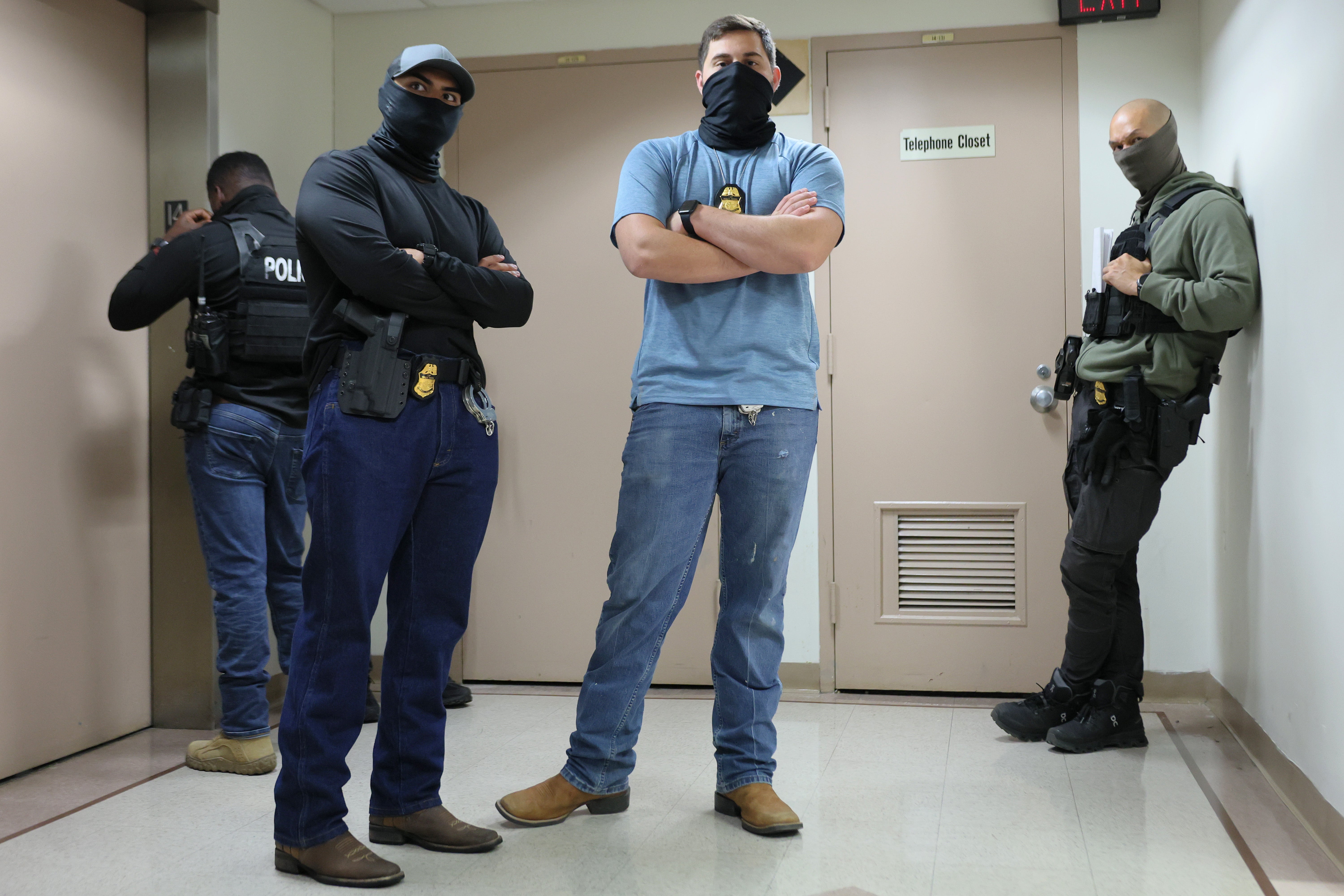 O FBI está instando os agentes do ICE a se identificarem adequadamente após uma série de incidentes violentos cometidos por criminosos do ICE disfarçados.