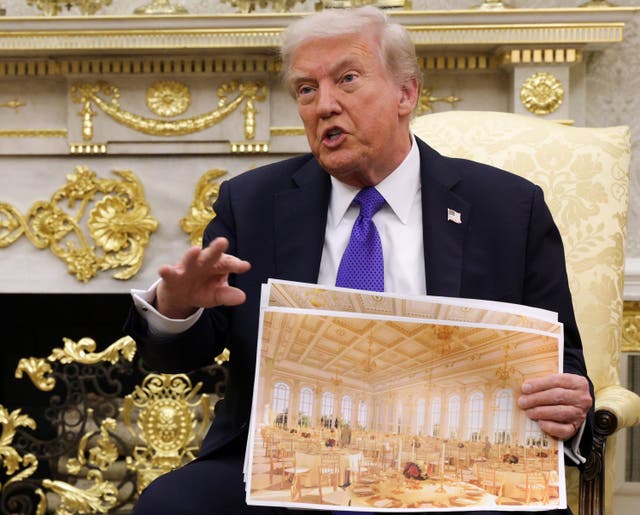 <p>El presidente Donald Trump muestra la imagen conceptual de su controvertido nuevo salón de baile en la Casa Blanca</p>