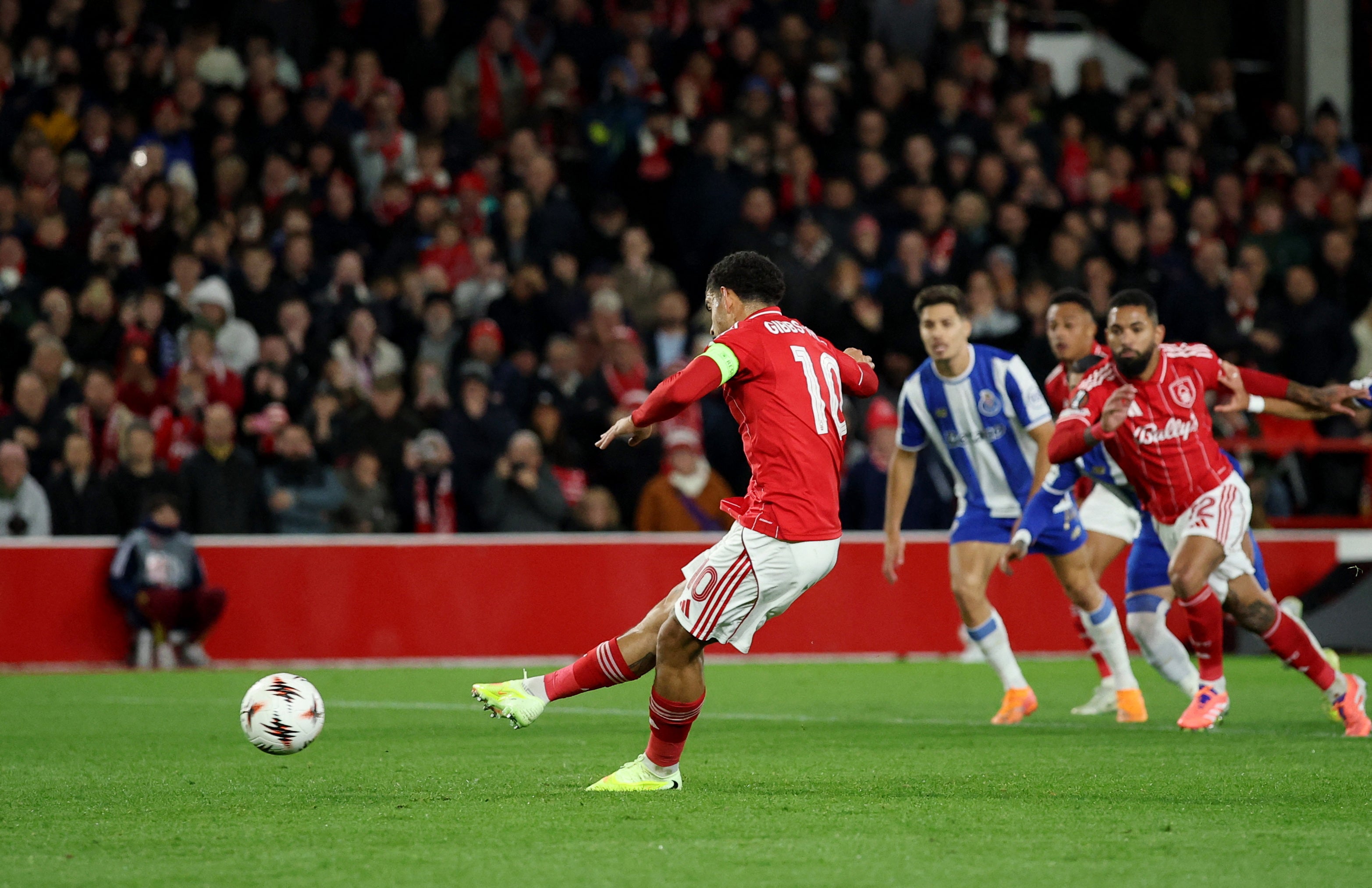 Morgan Gibbs-White abriu o placar para o Nottingham Forest