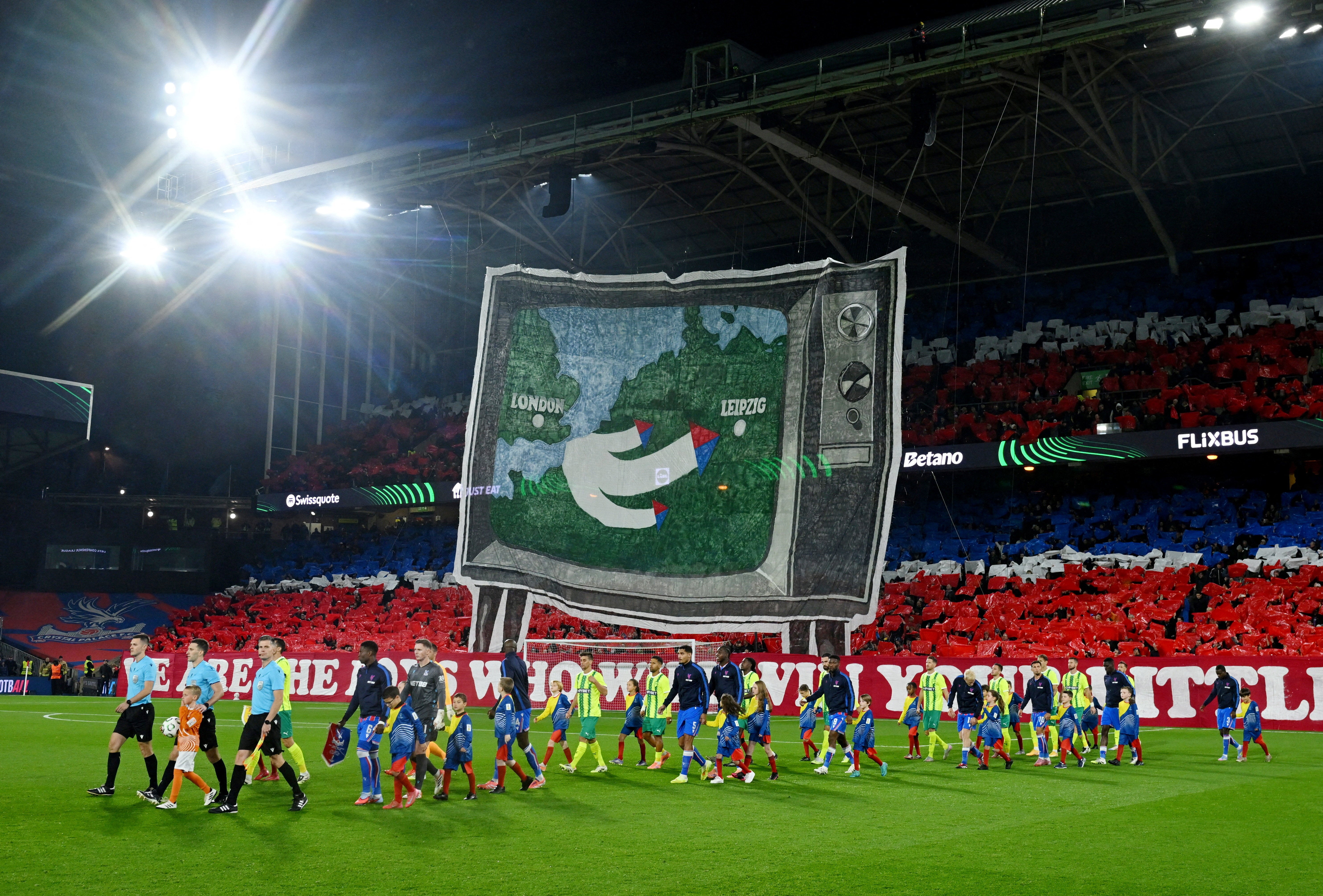 Os torcedores do Crystal Palace exibiram um tifo que mostra seu possível caminho até a final da Conference League