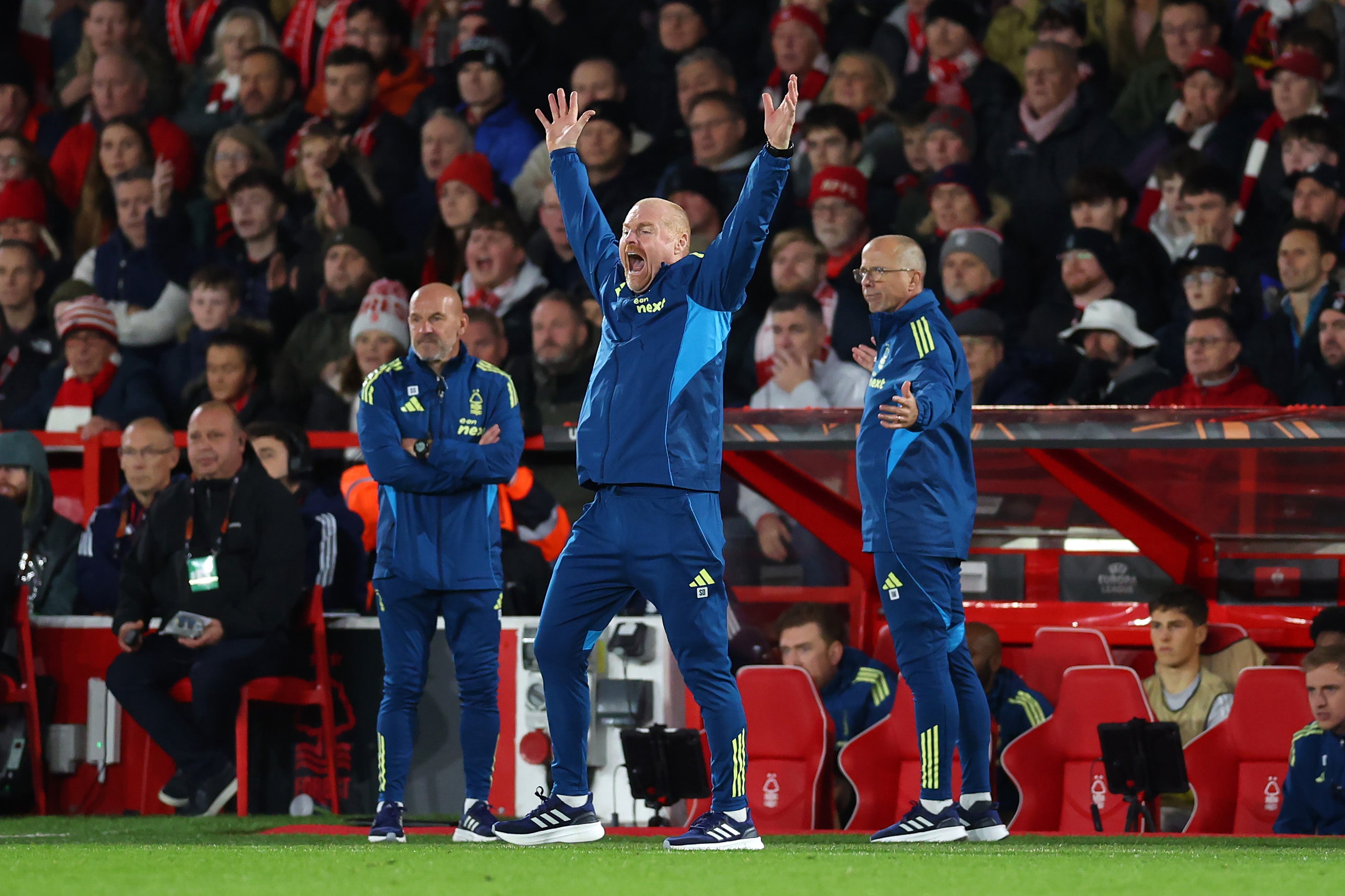 Sean Dyche foi recebido calorosamente pelos torcedores do Forest antes de garantir a vitória em seu primeiro jogo como técnico.
