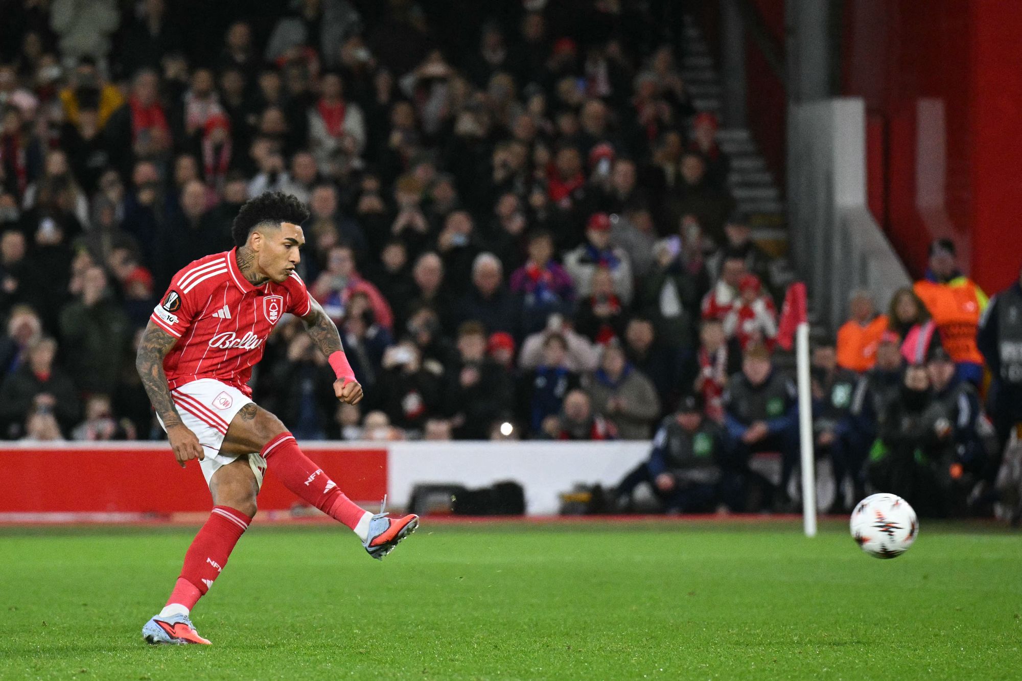 Igor Jesus marcou o segundo pênalti do Forest para dar-lhes uma vantagem contra o Porto