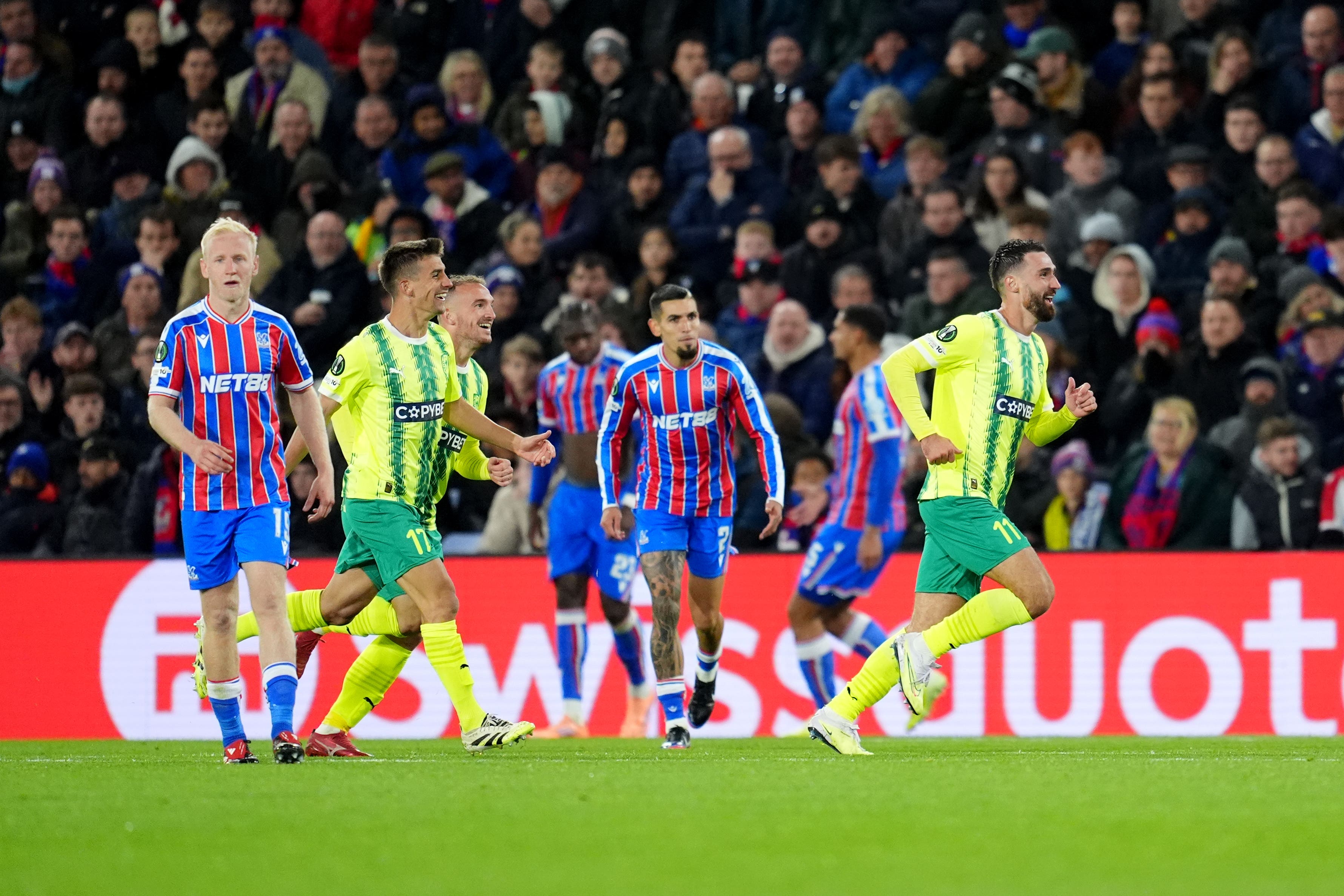 Riyad Bajic comemora gol contra o Crystal Palace (Adam Davey/PA)