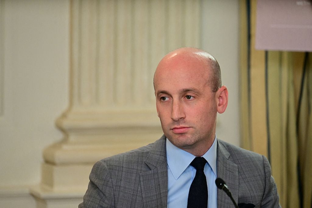 O conselheiro da Casa Branca, Stephen Miller, emergiu como a figura mais poderosa no círculo íntimo de Trump no seu segundo mandato.