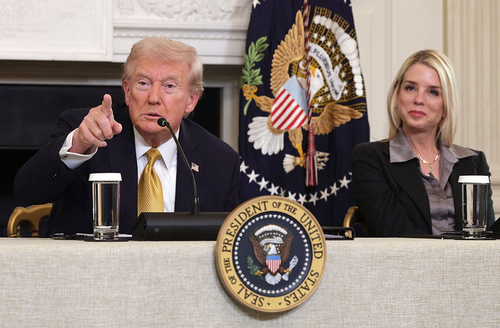 Donald Trump brigou com repórteres durante sua reunião televisionada com os principais conselheiros na quinta-feira