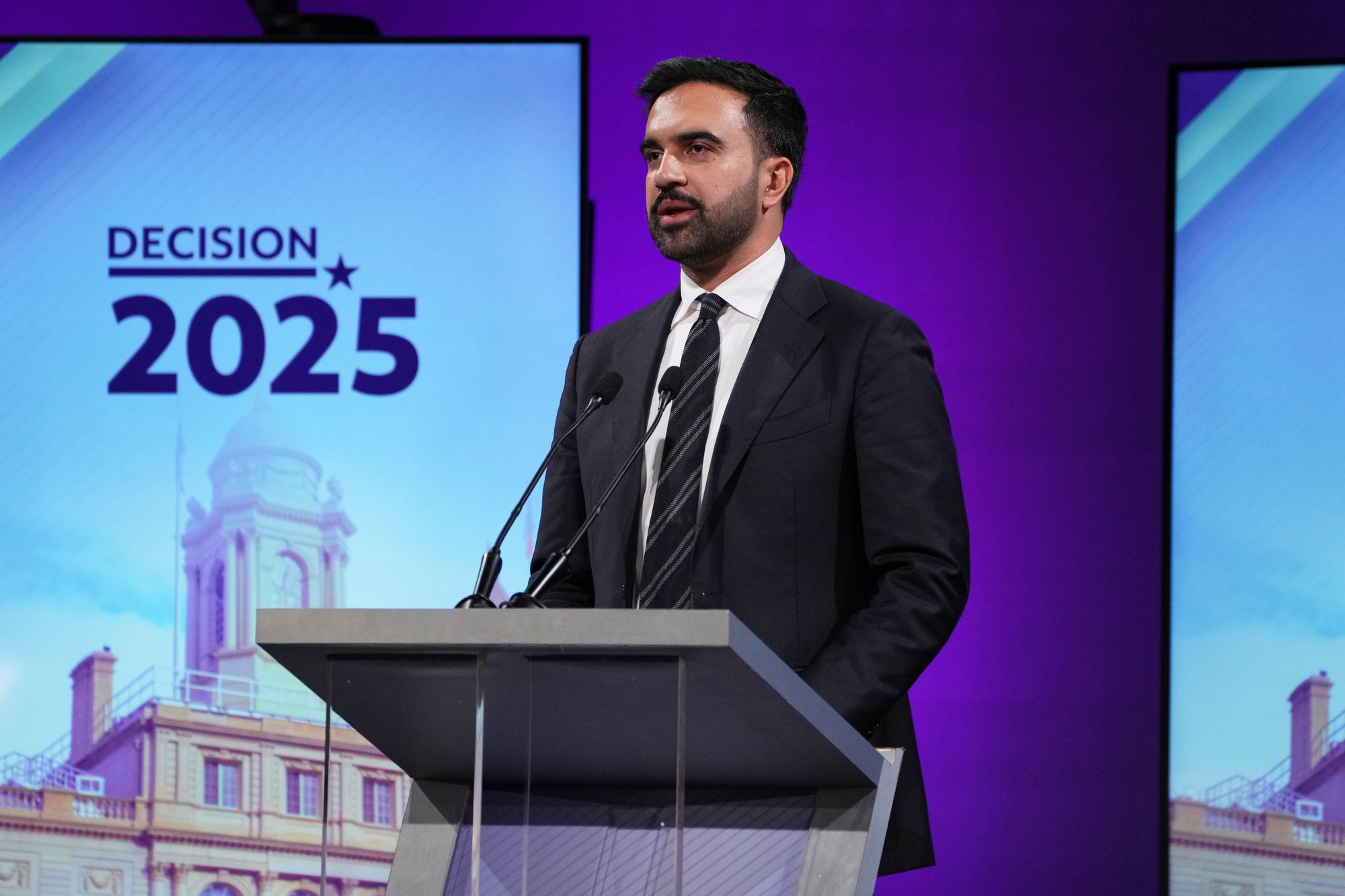 O candidato democrata a prefeito de Nova York, Zohran Mamdani, participa do debate final da disputa na TV na quarta-feira, 22 de outubro de 2025