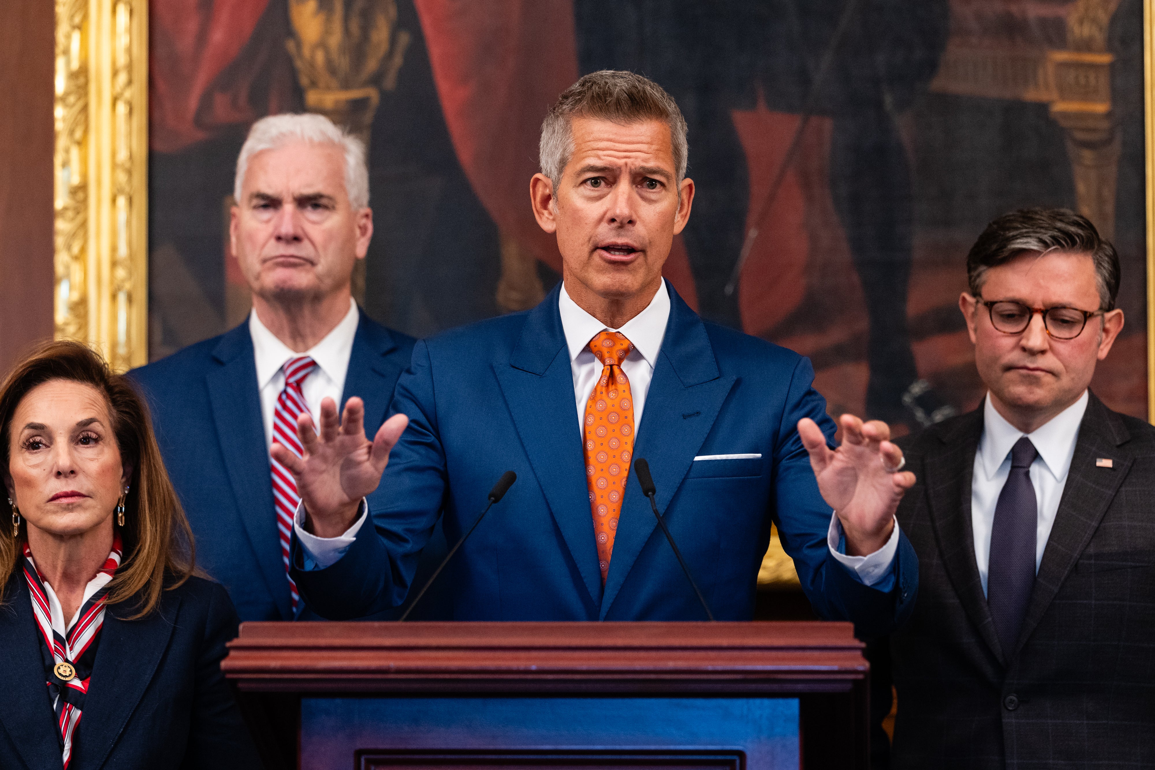 O secretário dos Transportes, Sean Duffy, disse que a paralisação estava afetando o controle de tráfego aéreo e instou os controladores a “virem trabalhar mesmo que não recebam um cheque de pagamento”.