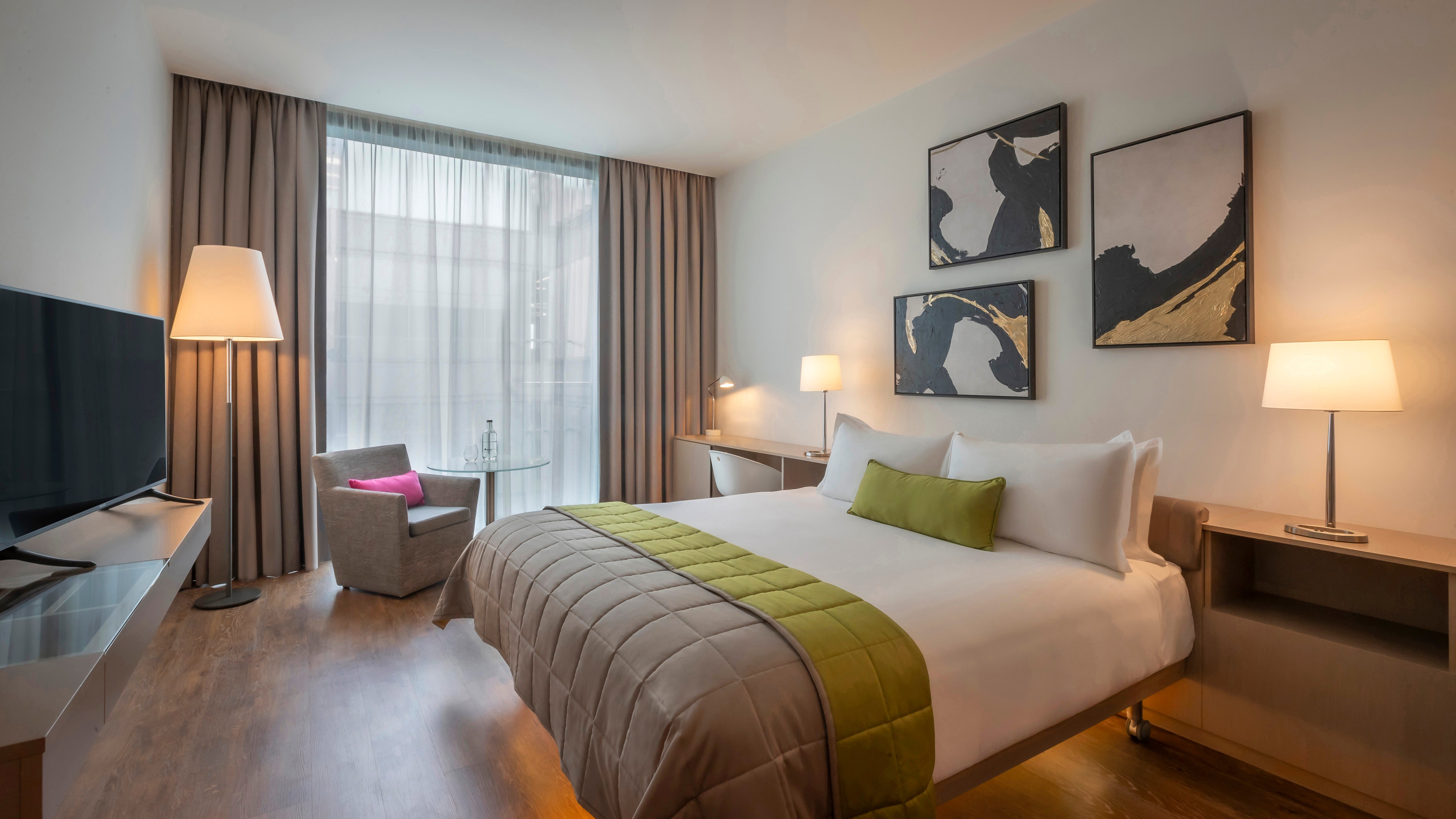 Near the airport tunnel and the city centre, The Gibson offers the best of both worlds