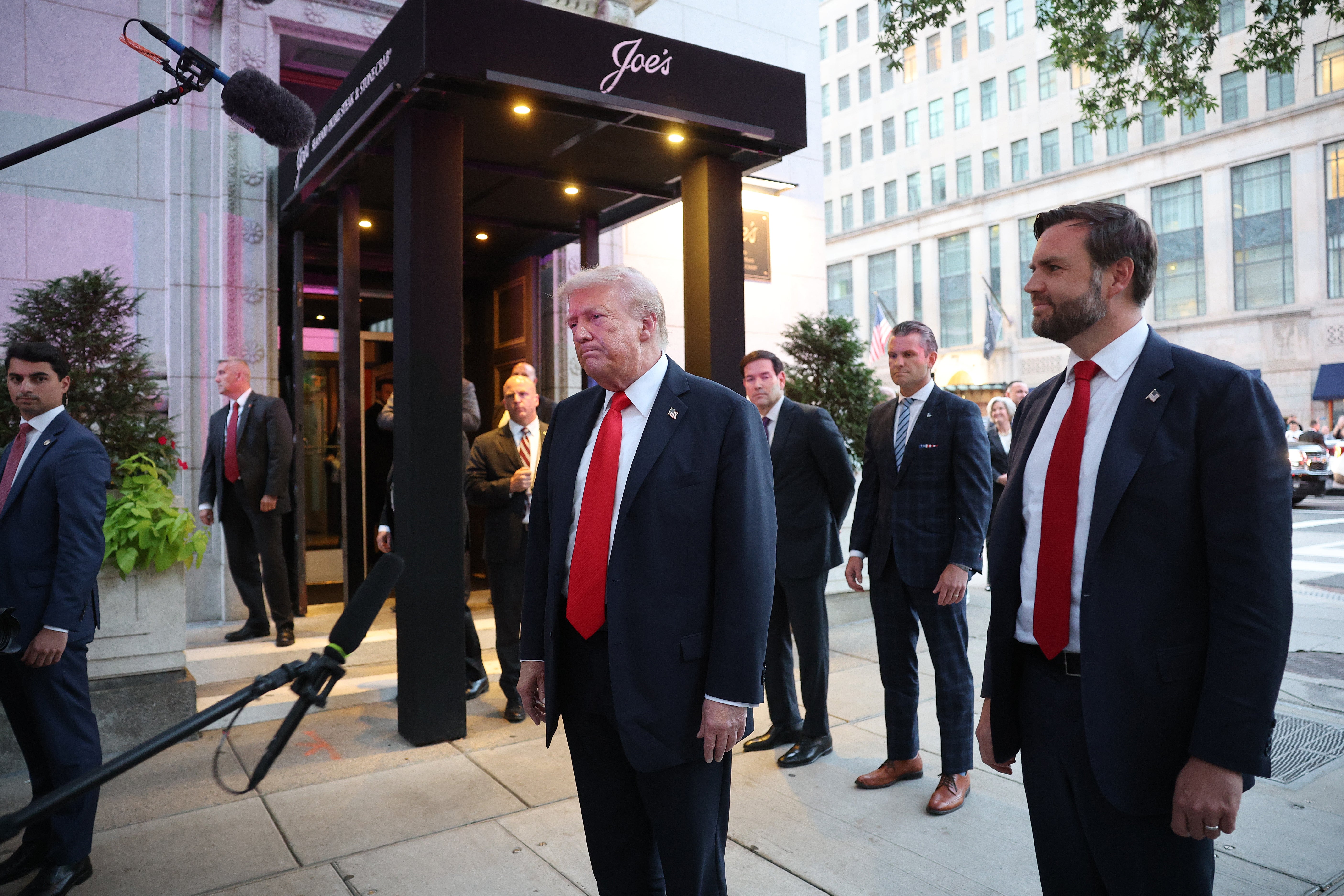 A equipe do presidente Donald Trump ainda está se recuperando do incidente do mês passado, quando manifestantes do Code Pink interromperam seus planos de jantar não anunciados em Washington, DC.