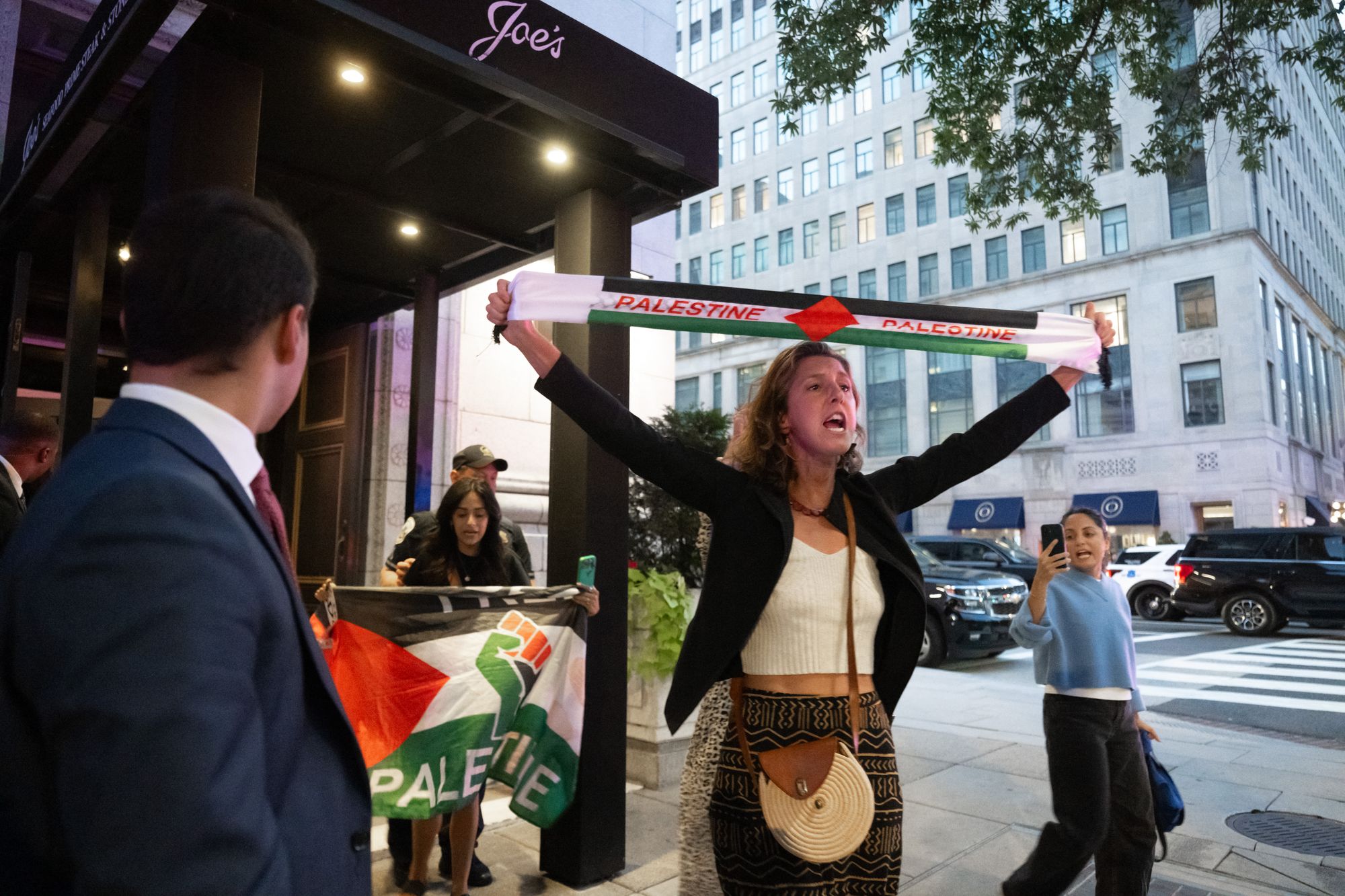 A organizadora do Code Pink D.C., Olivia DiNucci, disse que o grupo fez uma reserva apenas para ter acesso ao restaurante.